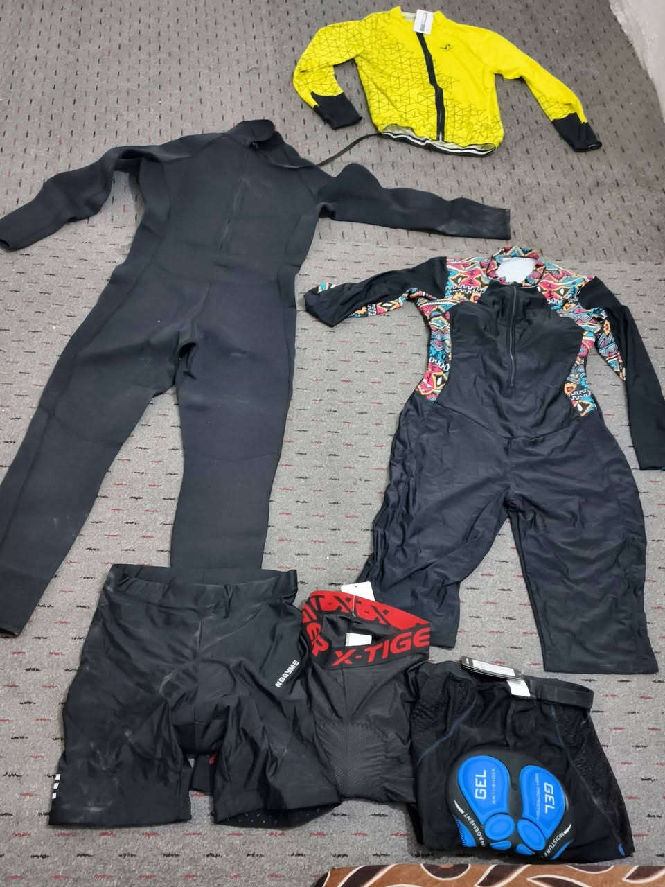 ملابس دلفري وبايكريا مبطنه بدلات كامله ماركات جدد كلهن مع شورتات طبيه ب٢٥ مكاني تلكيف
