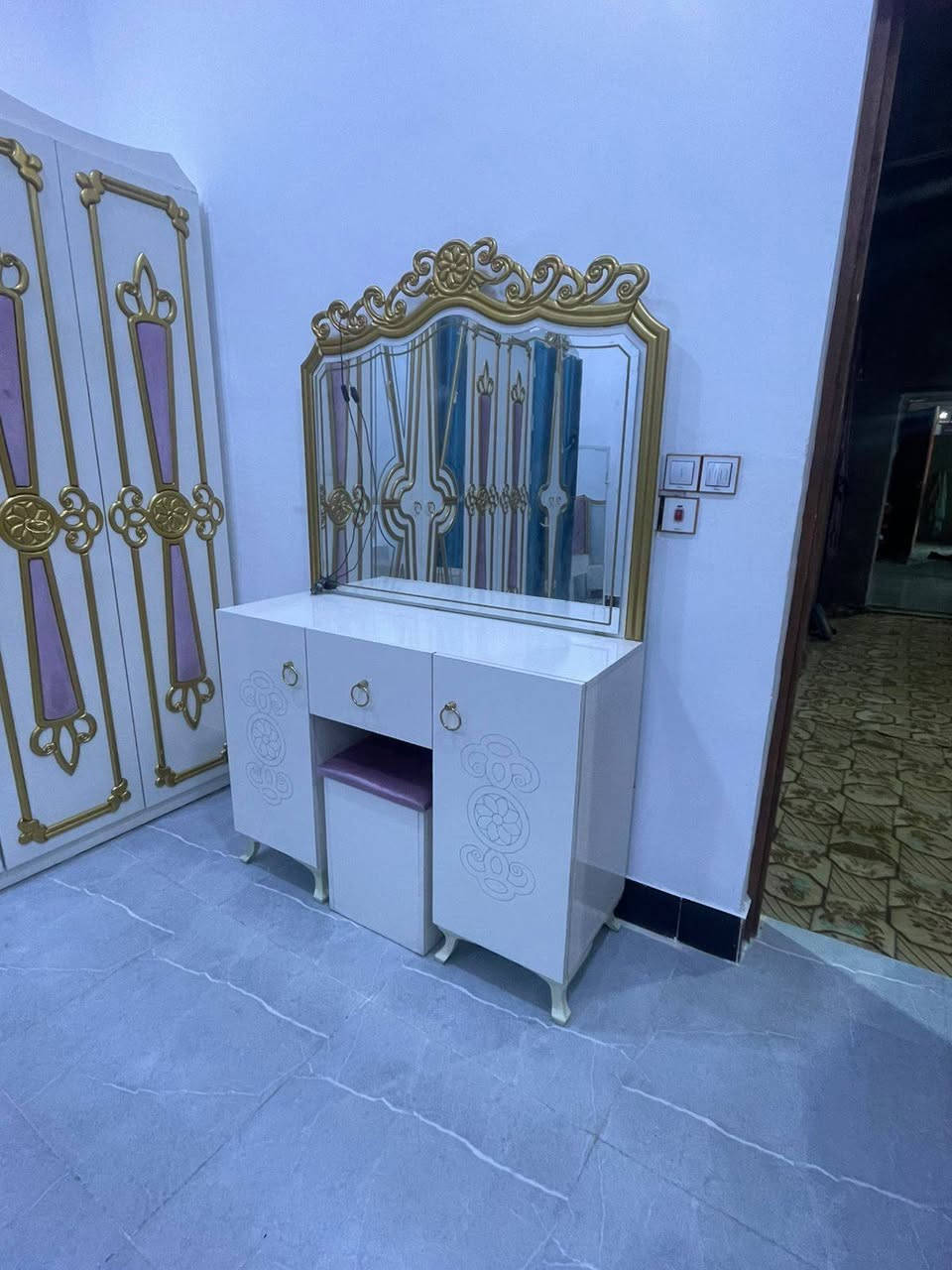 غرفه للبيع مامستخدمه اول شد هذا السعر بمليون وخمسميه 500'1 اليريده يتصل ع رقم ***********
