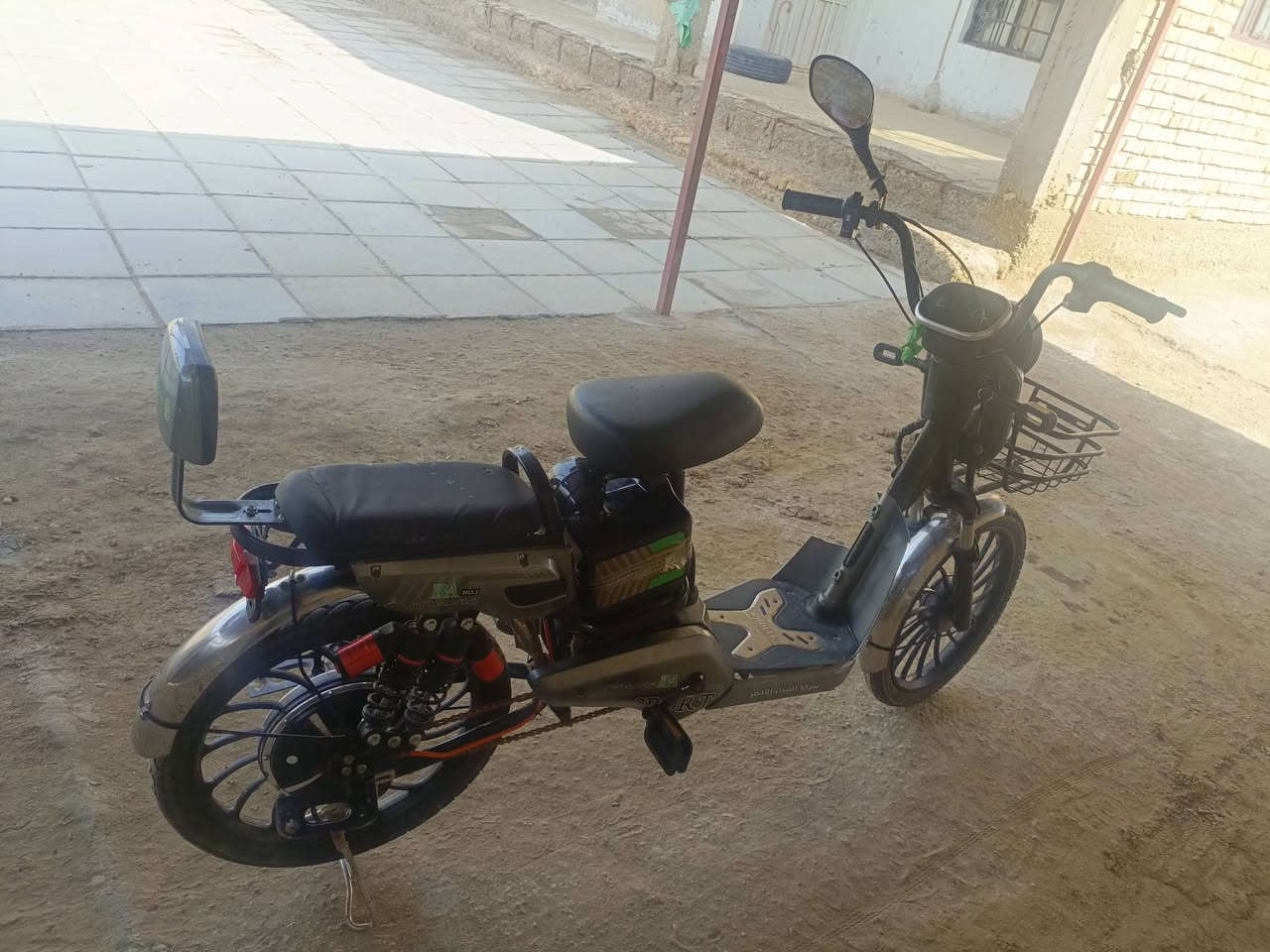 دراجة شحن جديدة للبيع
شغالة ع الشرط وكلشي شغال بيها
باتريات جدد
السعر 250  الف 
للاتصال ***********
