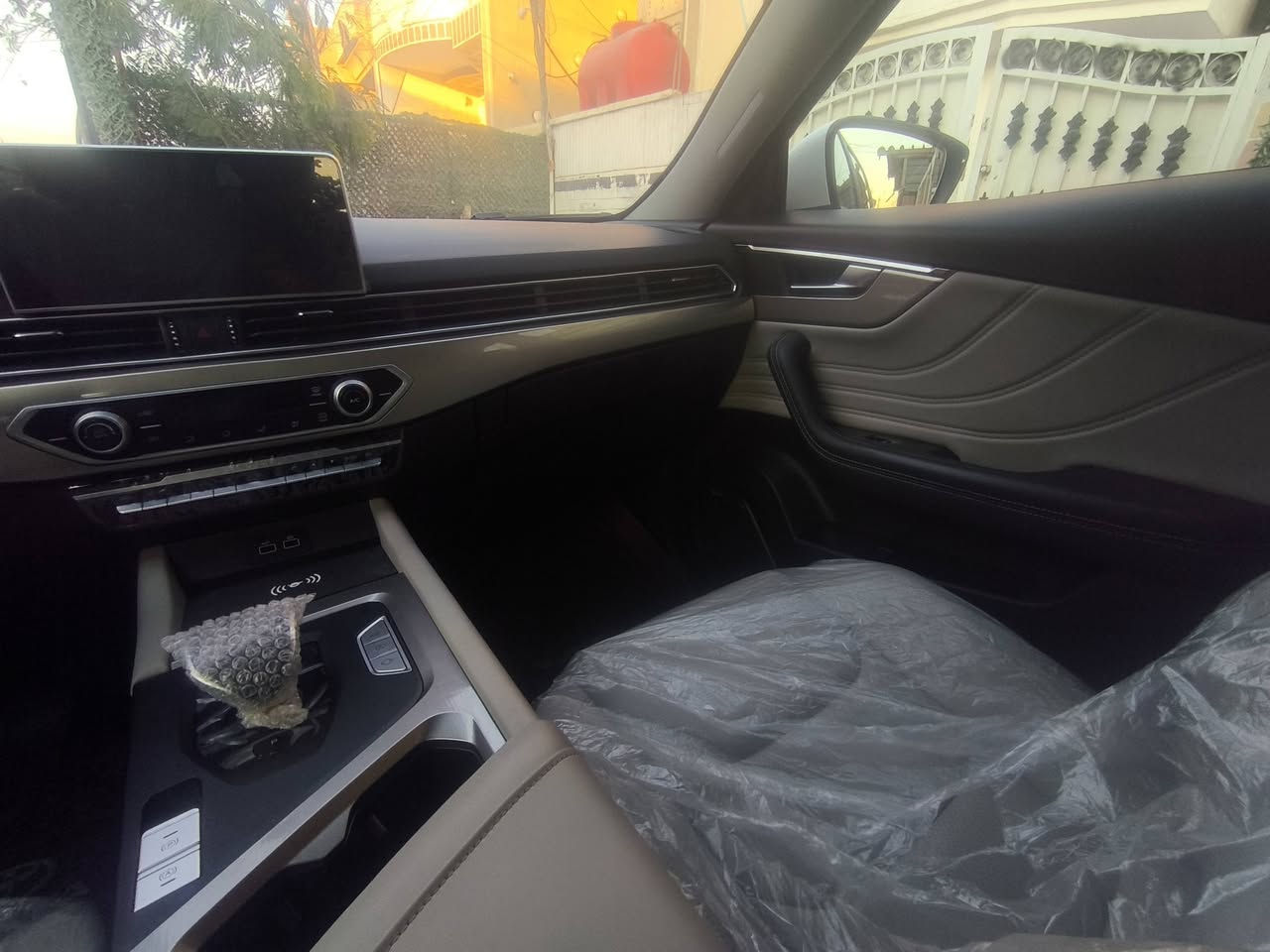 إعلان بيع سيارة (جيتور X70 - Comfort)
جيتور X70 موديل 2026 - بحالة الوكالة (زيرو)
السيارة جديدة جداً،   وماشية مسافة قليلة جداً. جاهزة من كل نواحيها .
📝 التفاصيل والمواصفات:
الموديل: 2026.
الفئة: كومفرت (Comfort).
المسافة المقطوعة: 1,500 كم فقط 
الحالة: كفالة عامة
الضرر: كلين تايتل (بدون حادث، بدون صبغ، بدون تعديل) - سيارة كرت كفالة من الدعامية للدعامية.
الرقم: لوحات بغداد 
✨ أهم المواصفات:
محرك 1.5 توربو، عزم وقوة واقتصادية بالوقود.
7 مقاعد جلد، واسعة جداً للعوائل.
فتحة سقف بانوراما عملاقة.
شاشة كبيرة 10 إنش مع كاميرا خلفية وحساسات.
بصمة تشغيل وبصمة أبواب.
رنقات 20 إنش رياضية.
نظام تثبيت سرعة (Cruiser Control).
تحكم ستيرين كامل وتبريد قطعتين. وبعد بيها مواصفات 
السيارة جديدة وبوضع الوكالة، رايدها189$
مكاني بغداد
تواصل خاص او رقم هاتف
***********
موجود واتس
