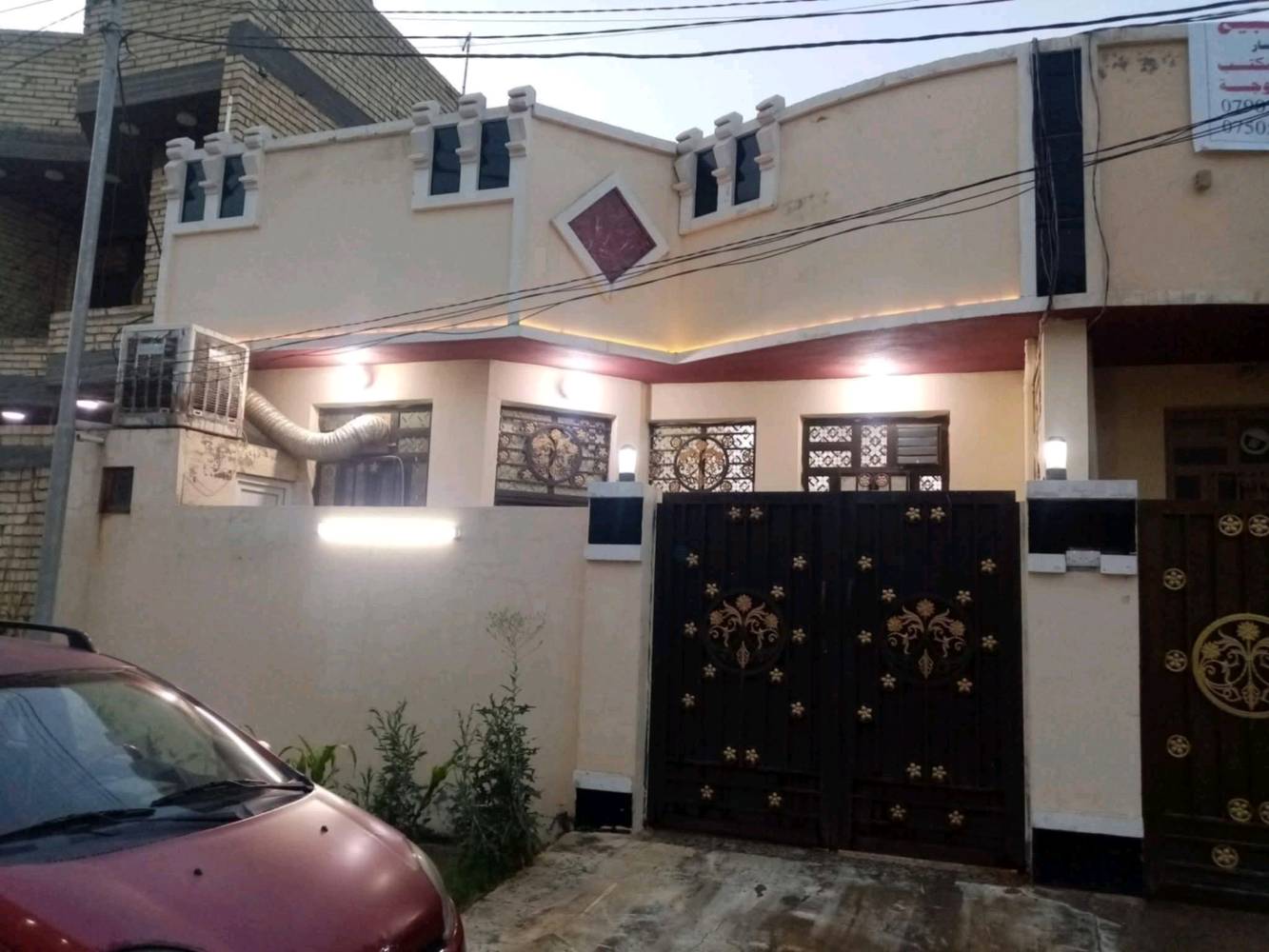 السلام عليكم
مشتمل للبيع طابو صرف
 ألمساحه  100 متر (   وجه 7 وربع    )   (  نزال  14  ) 
بناء طابوق شارع 10 متر 
 ألطابق ألأرضي  يحتوي على (  أستقبال  / مطبخ  / صاله  / حمام  / منور  / غرفة نوم  )  ( ألطابق ألثاني يحتوي على ( غرفة نوم سويت  /  غرفة نوم صغيره  )  
العنوان شارع أبو ألنسور حي ألأمين مقاطعه 17  قرب متوسطة الروانق خلف أسواق ألمصطفى 
ألسعر  (  85  )  وبي مجال