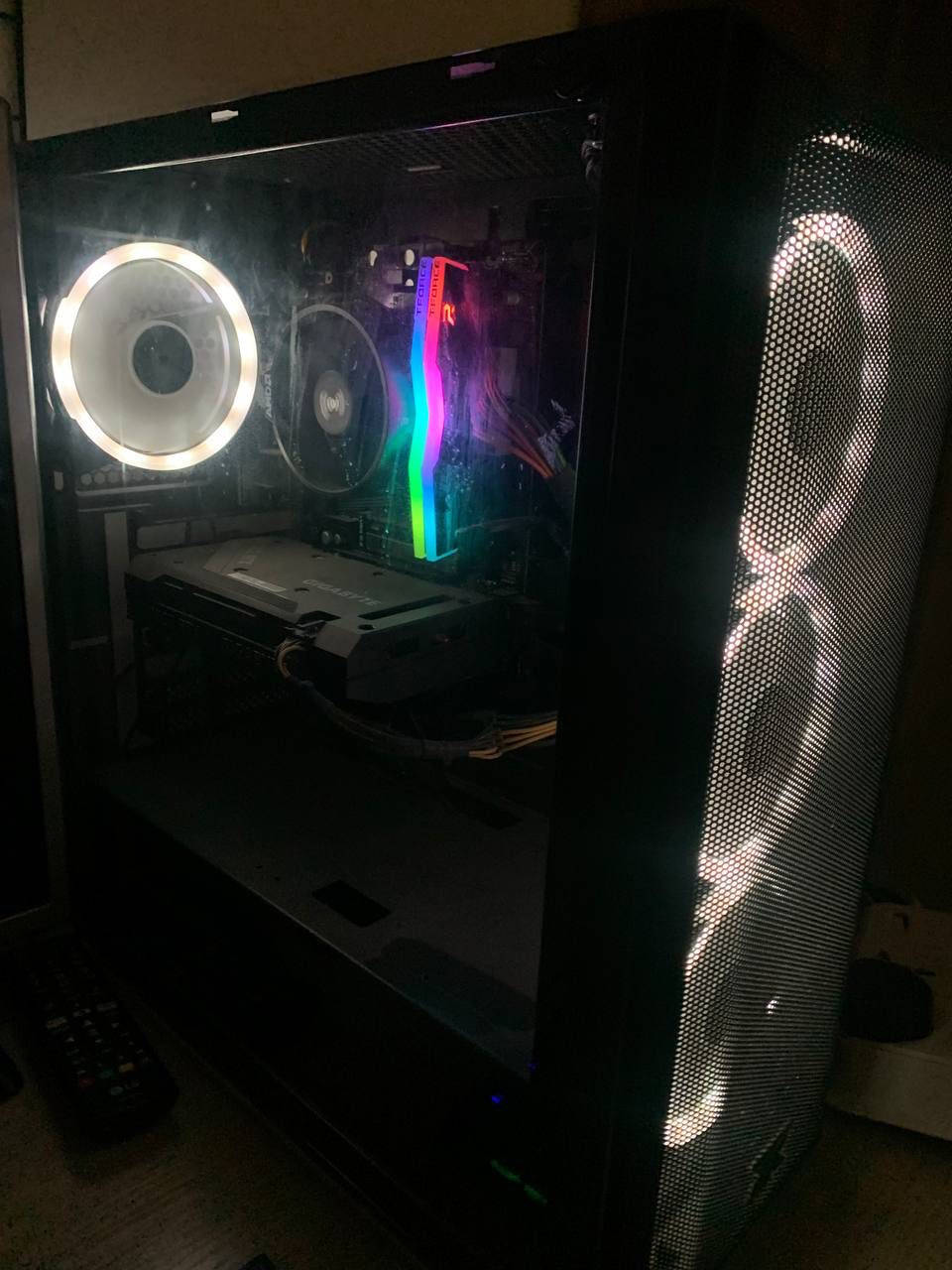 السلام عليكمpcللبيع السبب سادس و مالحك
المواصفات
كرت الشاشة 3060 12g
المعالج r5 5500
رامات 2x8
البورد A520
الذاكرة ما اذكر بس اعتقد واحد تيرا 
بور 500w
الكيس راقي وتغير الألوان يدويا 
السعر ٨٧٠ قفل 
الرقم ***********
