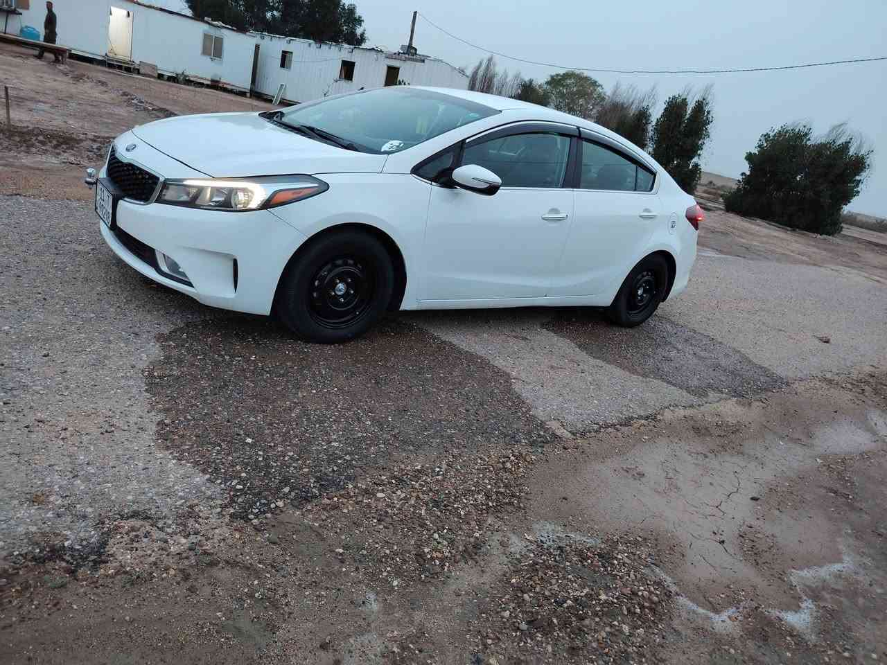 السلام عليكم كية فورتي موديل17واردمريكي فول مواصفات حدث مريكه طخه بل بنيد السيارة حلة من صورة كله اليبل وأحد تخم تاير جديد  تبريد ثلج❄ مابيهة اي نقص مكاني بغداد الهاتف ***********
