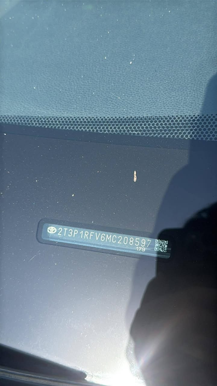 تويوتا راف فور
2021XLE
كوبون بنزين ⛽️ موجود 
كشنات كهربائي 
كشنات هيتر 
سترين هيتر 
تبريد مركزي 
ده بل اكسل 
70الف ماشي
بصمه 
شغال عن بعد 
سلايت 
موصفات XLEمعروف 
بسمي 
بيها جاملخ سكن و باب سكن مبدل بيلادي 
ره قم شاصي موجود بل صور 
عنوان كركوك 
سعر 235 بيها مجال الطيبين 
فقط بيع 🛑
***********
***********
