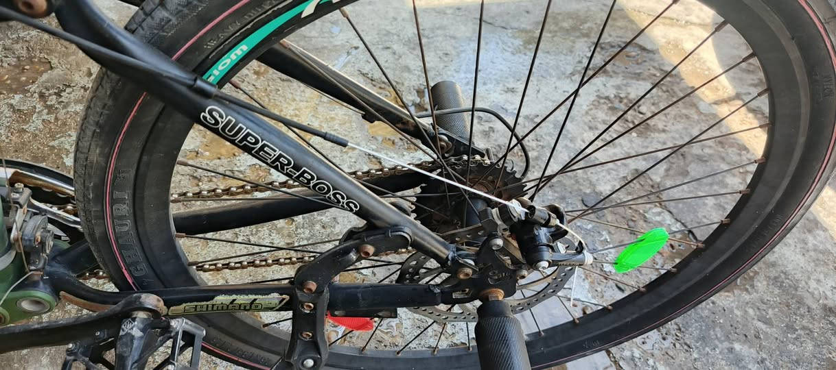 دراجة هوائية جبلية قابلة للطي، تتميز بإطار أخضر اللون يحمل علامة تجارية "SHIMANO".
تحتوي على عجلات مقاس 26 بوصة ونظام تعليق مزدوج لامتصاص الصدمات.
السيبايه مالته موجوده  بس دبلات الاماميه شويه تشكل او سبرنكات 100


**إذا كنت صاحب هذا الإعلان وتريد حذفه لأي سبب، رجاءا أرسل رسالة إلى الدعم الفني**
