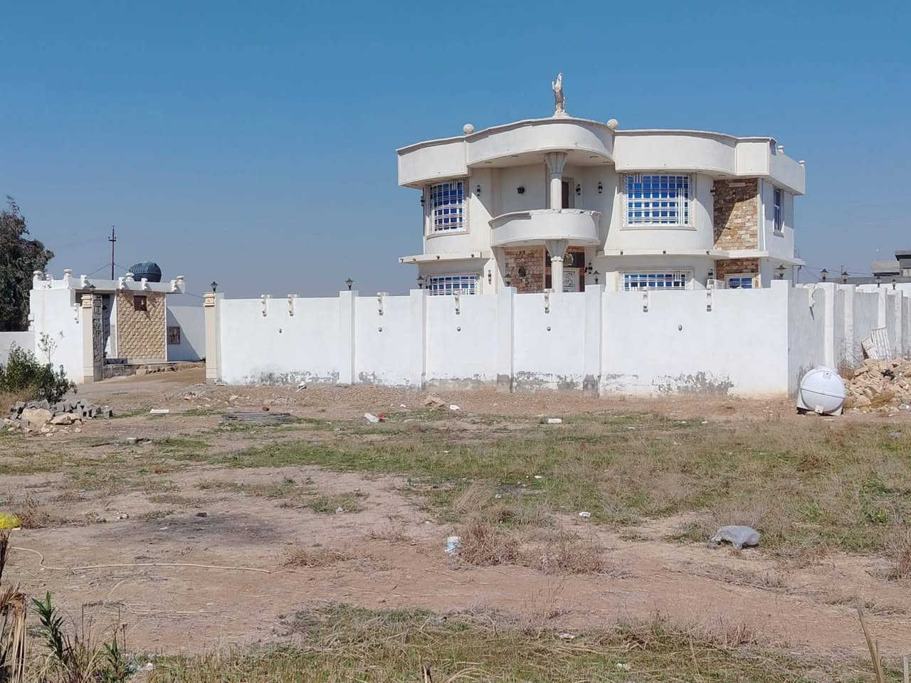 السلام عليكم للبيع بيت
اذا مايعجبك اللهم صلي على محمد وآل محمد وأصحاب محمد ...السعر ١٦٥ مليون وبي مجال قليل كلش 
 قاطين نظام فله بيت جديد 
بغداد التاجي مقابيل منشاة النصر خلف مطعم ابو على 
طريق مدخل زملة حمدي  جامع لاوزاعي 
نوع لارض ١١٧ باسم جدي 
عقد دائمي المساحه دونم و٢٠٠متر البيت مظيف ٨في ٥
٣ غرف نوم كبار
مطبخ عدد ٢ خارجي وداخلي ٦في ٥ صحيات خارج داخل شي مرتب .صاله كبيره مفتوحه ٨في ٧ .حمام ٣في ٣
السعر ١٦٥ مجال كلش قليل
اخوان ارجو ان تأقرء المنشور 
اي ستفسار خاص او تصال او واتساب 
***********اتصال
***********واتساب
***********تصال وتساب
