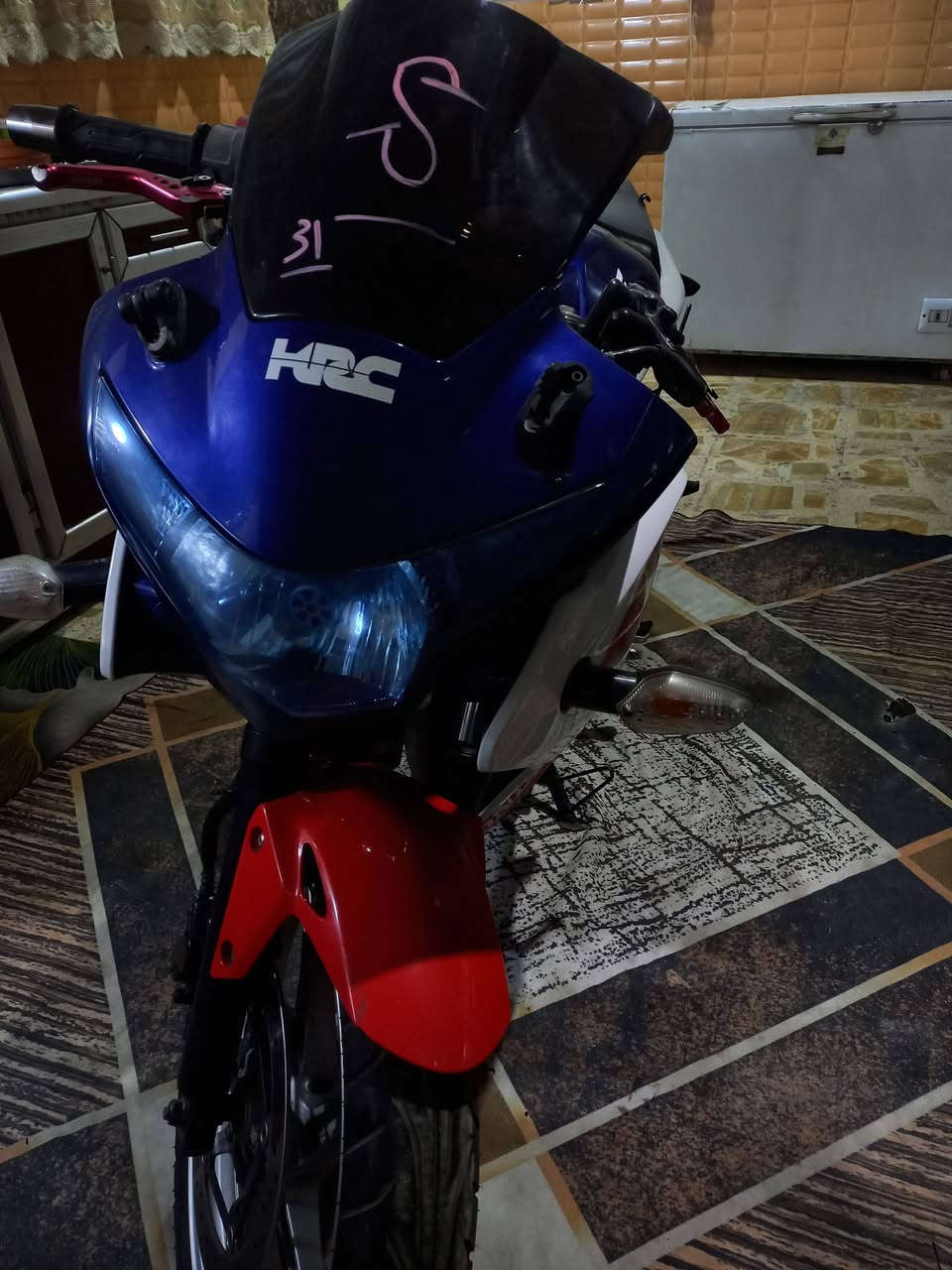 السلام عليكم للبيع السعر( 16$)ورقة وبيها مجال
دراجه بطح Honda CBR 250
هوندا سي بي ار 250
محرك 250 
 شاشة ألكترونيه بيها كل التفاصيل 
نضام ABS
ستاند حساس 
كفالة كير مكينة كهربائيات
الدراجة مال رمبة تقريباً صارلها شهر من نزلت من الرمبة 
السعر للبيع ب16$ ورقه وبيه مجال
*********** اتصال وواتساب المكان كربلاء الحر 
 ومفتوح الخاص

