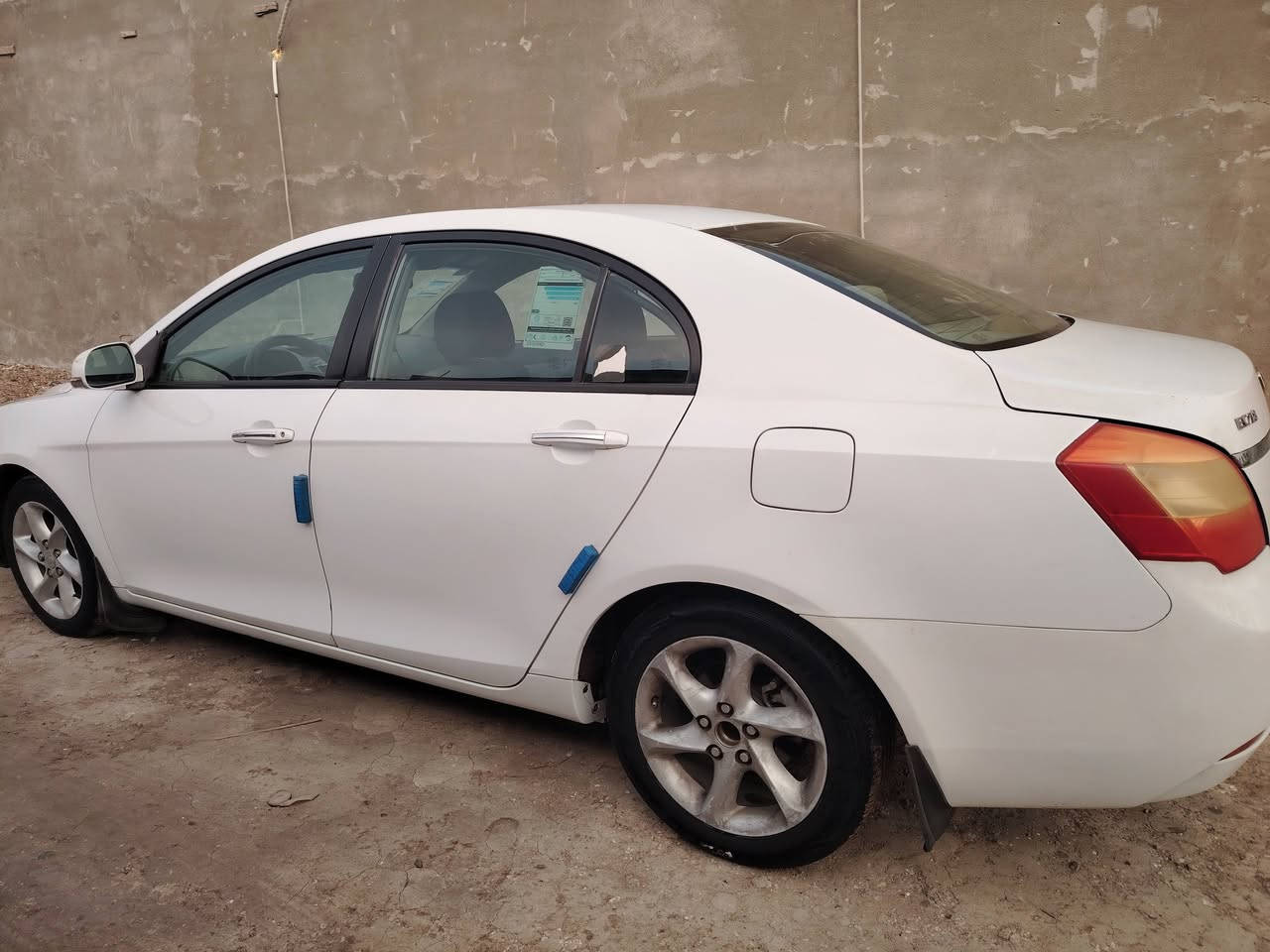 السلام عليكم جيلي ام كراند موديل ٢٠١٣ سنويه جديده هزه جديده باسمي مكينه خير من الله صدر امامي وصدر خلفي كير اوتو مكينه ١٨٠٠ حساسات اشاير بلمري كشنات جلد ابلادي وفتحه تخم تاير جديد تبريد شغال خير من الله تدفئه الكهربائيات كلها شغاله السياره جاهزه من كلشي الحمد الله السعر ٦٣ وبيها مجال حك الجيه مكانها بغداد عويريج مقابل مخابز باب الأغا ***********
