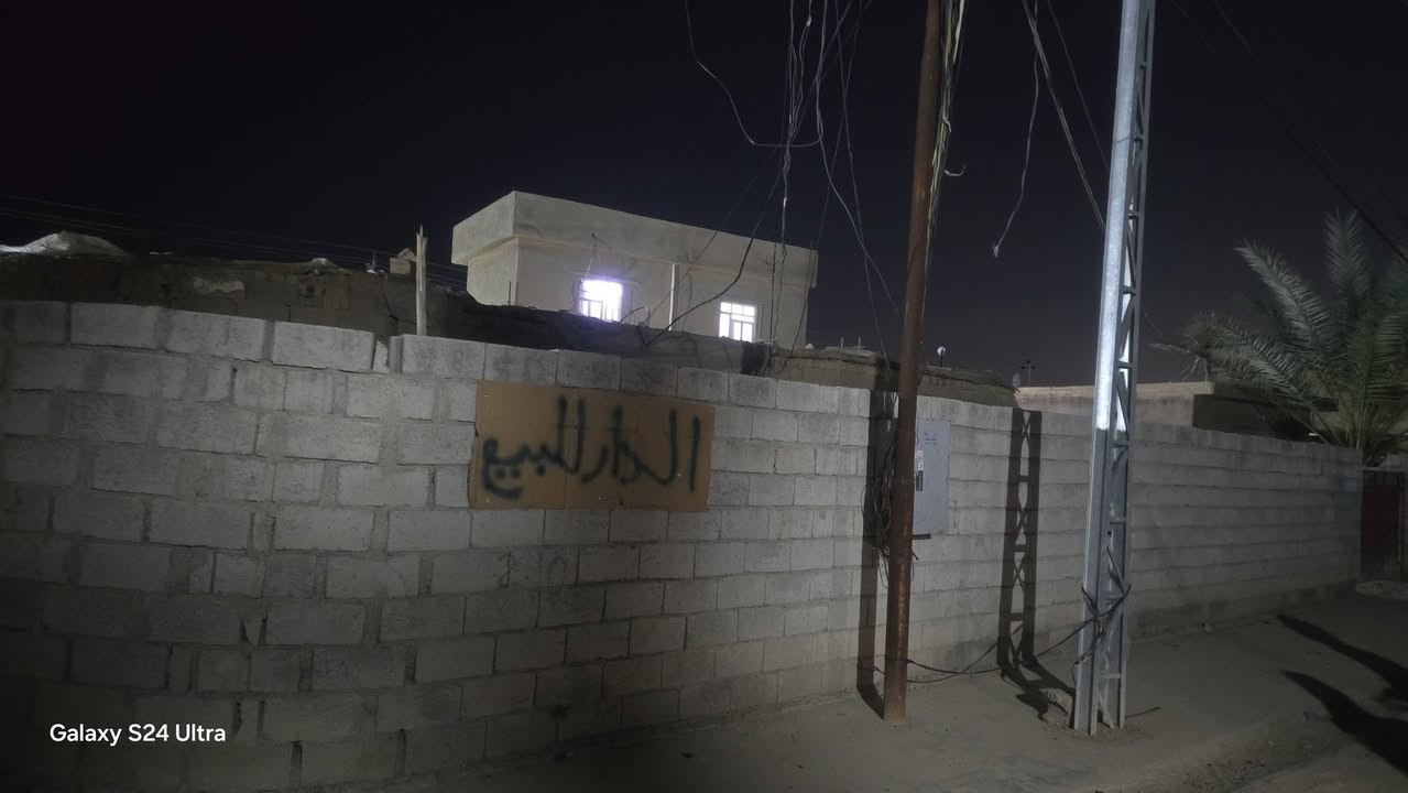 السلام عليكم دار البيع ملك طابو صرف مساحه 710متر تحتوي على بيت طابقين بيه 4غرف نوم وهول وصاله ومطبخ واستقبال وحمامات 2واحد داخلي واحد خارجي وبيه بيت ثاني سقف ترابي وبيه محلات 2مأجره  والدار واقعه في قريه الانتصار الهليل تقع على 3شوارع السعر على الخاص التواصل على الرقم التلفون ***********
