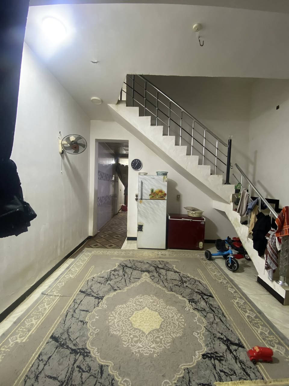 السلام عليكم ، بيت للبيع مساحة 100طولانيه ، بناء حديث طابق ونص صارله 4 سنوات مبني البيت
العنوان حي ملحق الفارس 
السعر الكلي 140
مطلوب اسكان 20 مليون ونص ، ينزلن من السعر
تسديد الاسكان 133 بالشهر
***********
