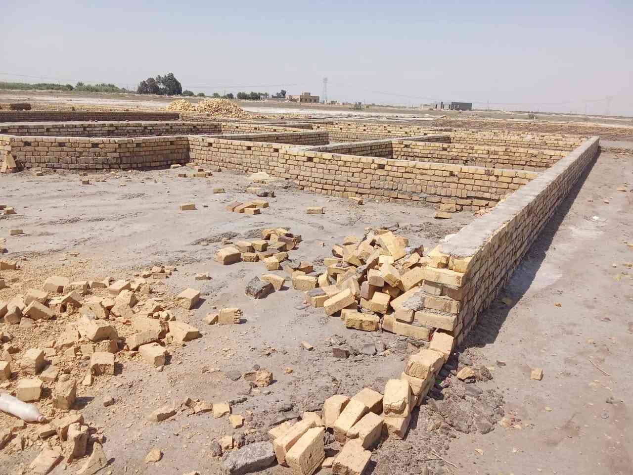 #قطعة___ارض___للبيع
المساحة 250 متر ....
بيه آساس 
المكان حي الملايين قرب البرج 
الاستفسار الاتصال على الرقم 
***********
