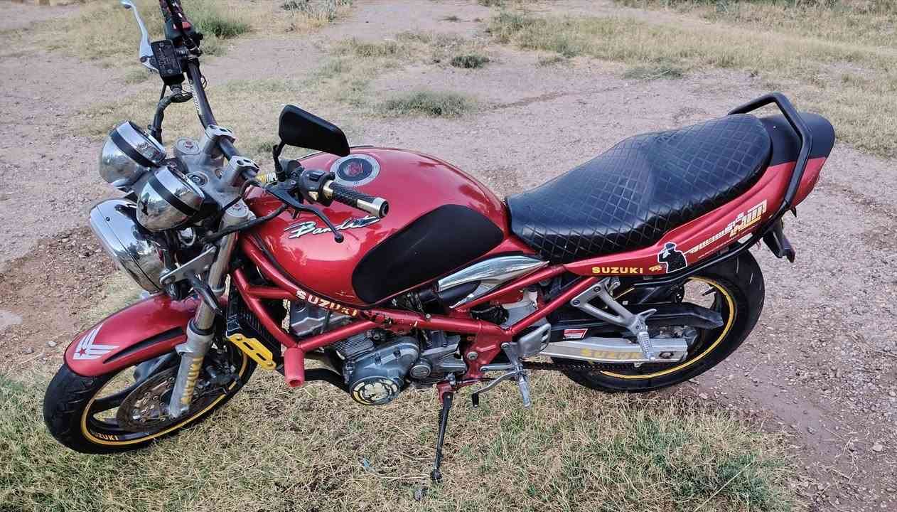 السلام عليكم
دراجه نوع بانده 250cc
مكينه مفتوحه بدون تبديل شي بيها
الدراجه بدون اوراق اكفلك سرقه 
نواقصها تنضيم كابريتر وكتف شحن وتفيلس 
ونظافتها مثل مواضح كدامكم لحد يجي يكلي شبيها كل تفاصيلها ذكرتهن 
سعرها 600 قفل 🔒 الدراجه شغاله بس ابيع كوم حديد 
***********
مكانها الرمادي الصوفيه
