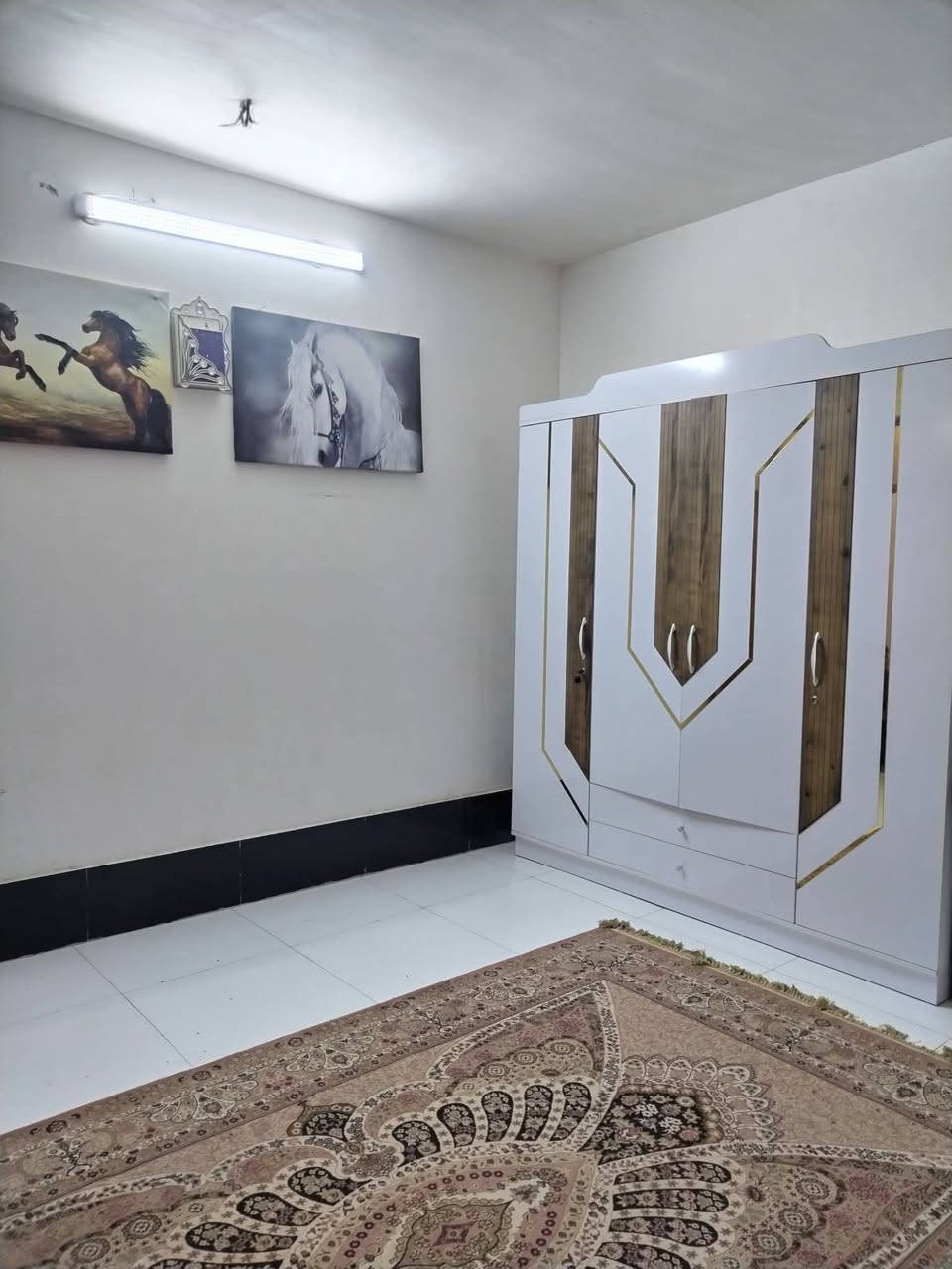 بيت قرب جامع الشهيد رائد 
شارع عشرين 
مساحة 75 متر
قاطين بناء حديث 
الطابق الاول 
استقبال + ممر
حولي ومطبخ تركي+ حماظ وترك
... 
الطابق الثاني
غرفتين نوم وبلكونة
وبيتونة مع سطحين
.. 
السعر 65 مليون بي مجال 
للاستفسار 
***********
