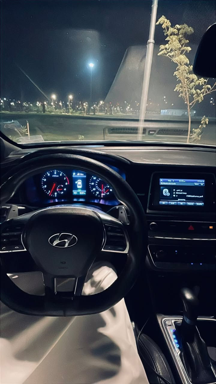 سوناتا موديل2018  امريكي باسمي السياره 

حادثها بنيد وجاملغ وبيها رشات صبغ قليل 
فول مواصفات  سبورت 
ماشيه ١٠٠ الف

***********
