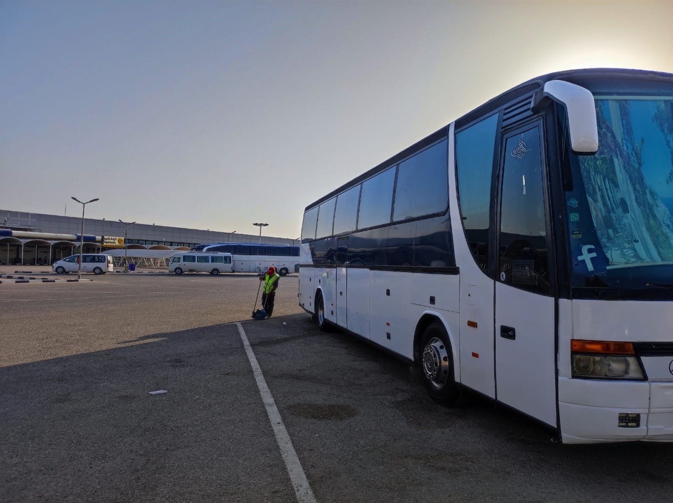 السلام عليكم ستره الفينيه سنويه 2001مارس رقم انكليزي الون ابيص ملوان بسمي عداد الركاب 49راكب خط وبحث جداد بصره نجف مكينه استاندار 8سرندر كير صطر اربعه بربعه تبريد شباح جبير تخم تايار باتريات جداد سياره جاهزه العمال شغاله عل وفود
بيع او مراوس حسب القناعه سعر الباص 300ورقه يعني 3دفاتر 
وهاذه رقم مالك الباص /***********/ بي واتس اب وربي يرزق الجميع
ما هو موديل الحافلة وسنة تصنيعها؟: 
2001
هل هناك أي صيانة حديثة أو قطع غيار مستبدلة حديثاً؟: 
لا
أين موقع البيع في العراق؟: 
النجف حي المكرمه 
ما هو السعر المطلوب للحافلة؟: 
300 ورقه إذا وجد مراوس بسياره صغيره 