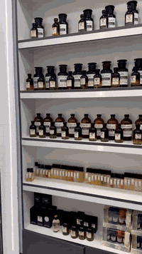 في محل عطور نقاء… نصنع العطر، بذوقٍ مختلف. نبدأ باختيار الزيت العطري م...