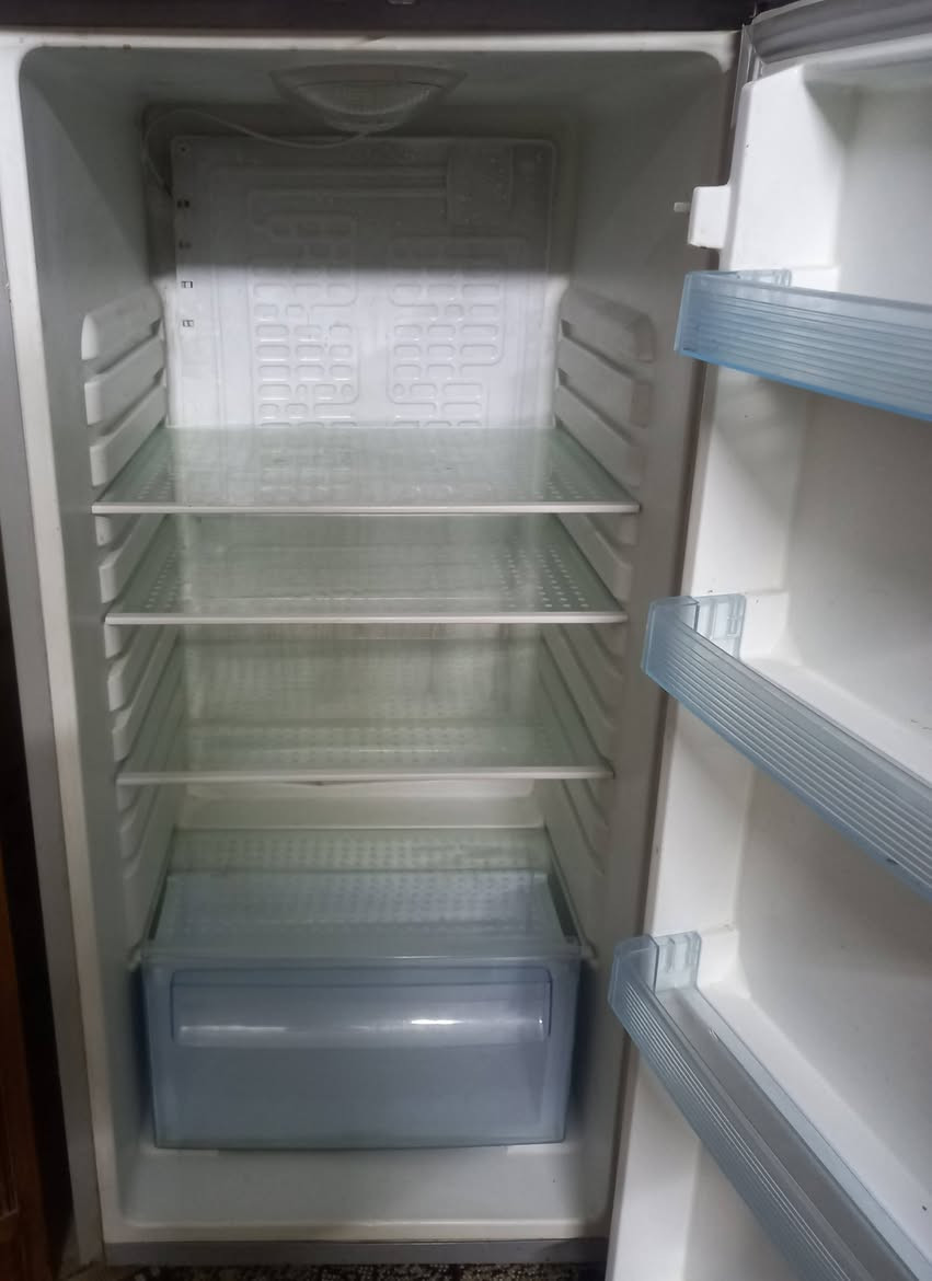 سلام عليكم ورحمة الله عندي ثلاجه للبيع طول 160سم عرض 60سم اخت جديده للإستفسار عالرقم ***********
