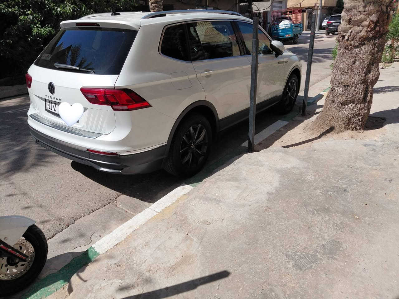 السلام عليكم ورحمة وبركاته
فولكس واكن تيغوان  TIGUAN
2023 وارد أمريكي
بدون حادث كلين تايتل 
7راكب
لوم ابيض رقم بغداد 
السيارة مال بيت 

مواصفات سقف بانورامي
الكاميرا الخلفية كاميرا 360
التحكم على المنحدرات فتحة السقف تدفئة المقاعد
مستشعر وقوف شاشة مثبت السرعة
بصمة ه وىادة هوائية
نظام المفتام الذكي المصابيح الأمامية ليد
مصابيم زينون الأمامية كشافات ضباب
رادار AWD
السعر 210      الرقم (*********** )
