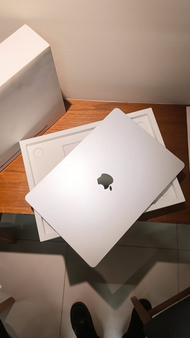 Macbook Air M2
Hard 512 GB
Ram 8 GB
Battery 100%
Cycle 16
15 inch
Sliver
السعر مليون و 200 الف قفل
للتواصل 
***********
