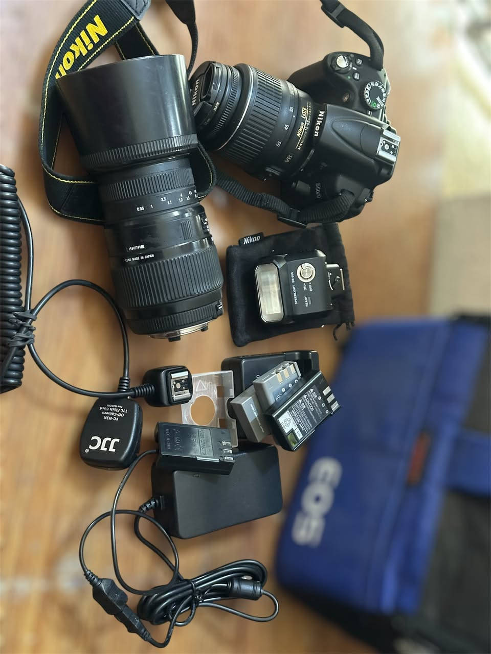 كاميرا نيكون D5000
مع عدسه بلاديه 18-55 وعدسه 70-300 رياضي مع هود عدسه رياضي
وبطاريات 3 وشاحنه مباشر 
وحزام ورام وجنطه وفلاش نيكون خارجي الاصلي 
وكيبل للفلاش الخارجي JJC 
نظافتها 100‎%‎ شرط الفحص ( اخت الجديده ) 
مكاني بغداد الكرادة 
السعر 550 الف 
للاستفسار : ***********
