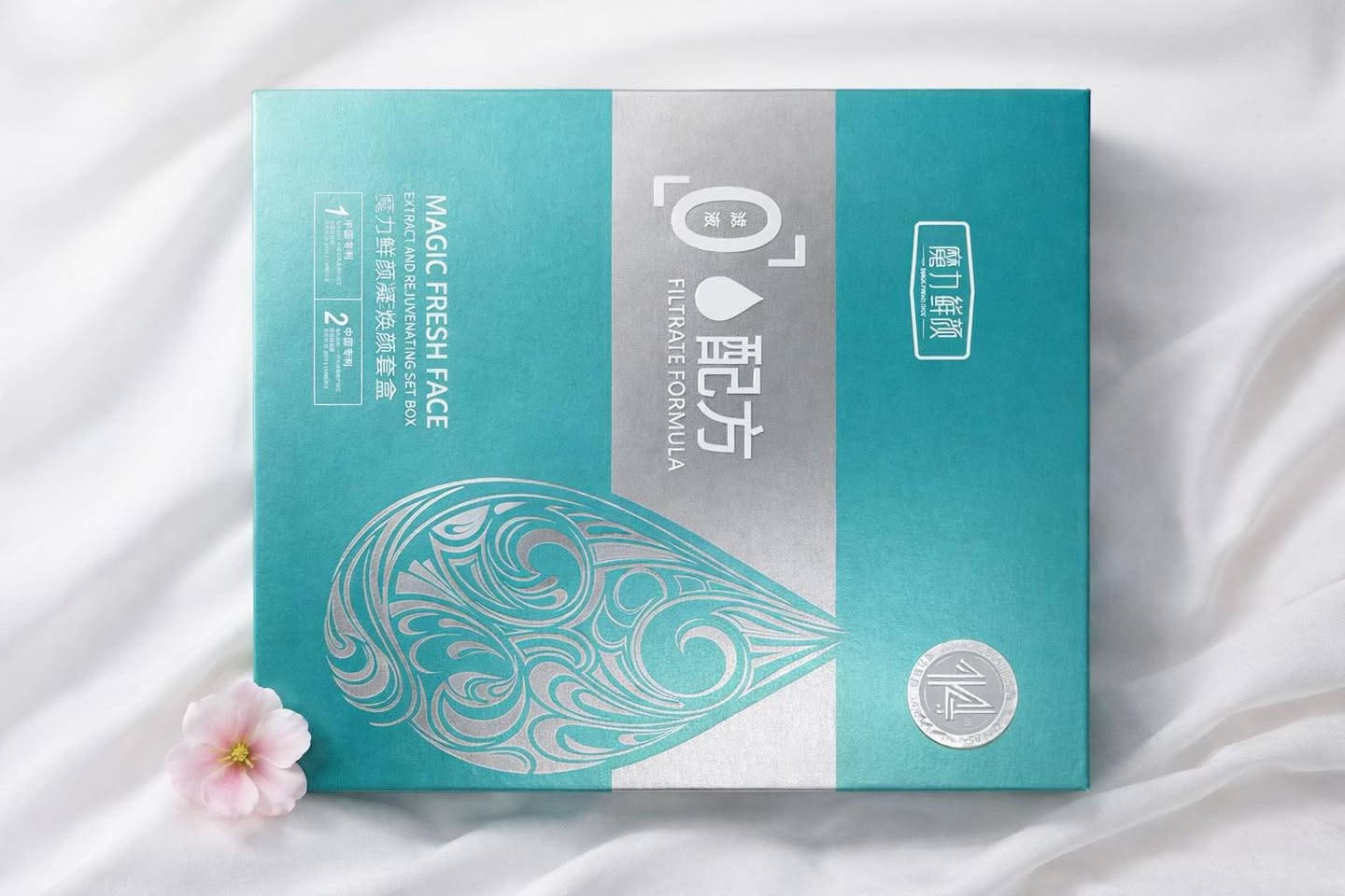 6 قطّع بكج كامل الاصلي حصراً وشرط الضمان
هذه المجموعة هي "بكج العناية الملكي" (Magic Fresh Face Extract and Rejuvenating Set Box)، وهي عبارة عن مجموعة متكاملة للعناية بالبشرة تركز على الترطيب، التفتيح، ومكافحة علامات التقدم في السن. 

تتكون هذه المجموعة المكونة من ست قطع من المنتجات التالية المرتبة حسب الاستخدام: 

غسول جل (Cleansing Gel): الأنبوب الكبير، يستخدم لتنظيف الوجه بالماء من الشوائب والزيوت الزائدة دون تجفيف البشرة.

تونر (Toner): العلبة الطويلة، يستخدم لترطيب وتهيئة البشرة (يُفضل استخدامه بالقطن) لموازنة حموضة البشرة وقبض المسام.

سيروم إيسينس (Essence Serum): العلبة الطويلة الثانية، يوفر تغذية عميقة وترطيباً للبشرة.

كريم العين (Eye Cream): الأنابيب الصغيرة (قطعتان)، يستخدم بالطبطبة الخفيفة في المنطقة حول العينين.

كريم الوجه (Face Cream): العلبة الدائرية، وهو مرطب كثيف يستخدم كخطوة نهائية للحفاظ على رطوبة كامل الوجه ونعومته.

معلومات إضافية عن المنتج:

الفوائد: يعمل البكج على منح البشرة النضارة، تقليل آثار الشيخوخة والتجاعيد، وتحسين ملمس الجلد


**إذا كنت صاحب هذا الإعلان وتريد حذفه لأي سبب، رجاءا أرسل رسالة إلى الدعم الفني**