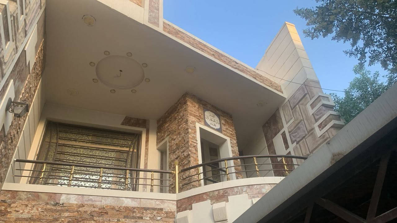 🏡 دار سكني للبيع – بغداد الجديدة (المربع الذهبي)
📍 الموقع: بغداد الجديدة – خلف درويش 2
📍 فرع من شارع عريض وموقع مميز

📐 المساحة: 240 م²
📏 الواجهة: 6 م
📏 النزال: 40 م

🛏️ يحتوي على 4 غرف نوم
✅ غرفتان ماستر
✅ موقع هادئ ومخدوم
✅ تحويل وفتح بيان مباشر

💰 السعر: مناسب وللجادين فقط

📞 للاستفسار والمعاينة: حسين المندلاوي ***********

🔥 فرصة ممتازة للسكن العائلي في أحد أفضل مواقع بغداد الجديدة.

