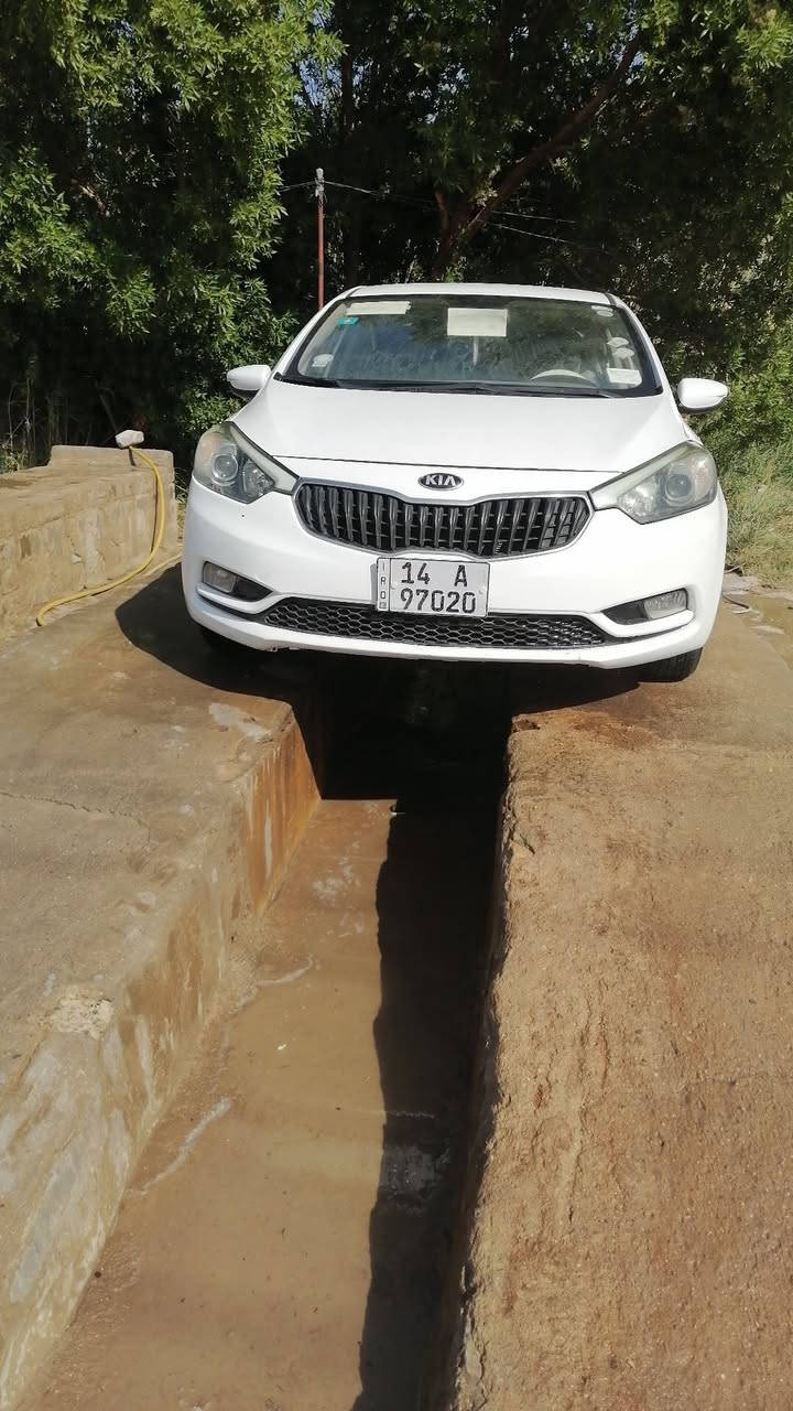 السلام اعليكم سيراتو للبيع موديل 15 بيها بس رشات صبغ الهلال وجاملغ المامي نص منه رقم انكليزي بسمي جاهزه السياره السعر 123 وبيها مجال رقم ***********
