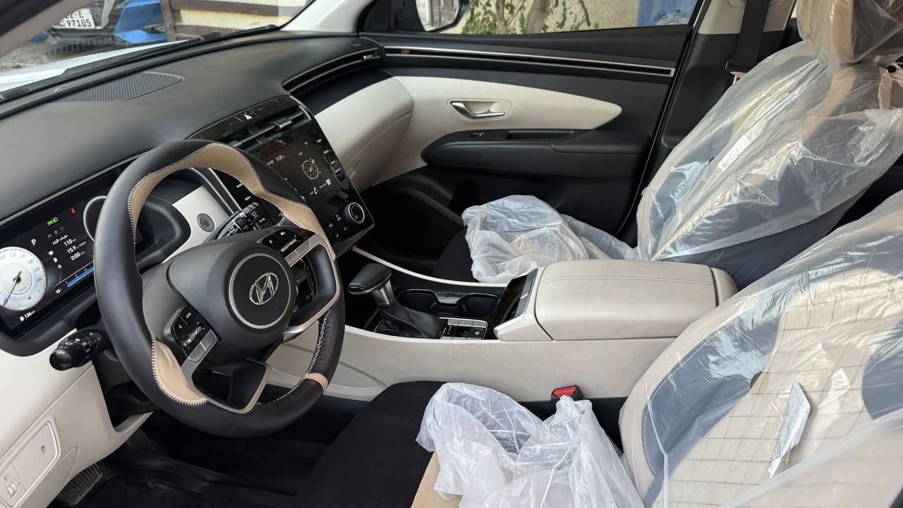 توكسان موديل 2024 كفاله عامه و جديده جدآ فول موصفات عدى فتحه
كشنات كهرباء 
لايت زنون
شاحن واير ليس 
كامره خلفيه 
وبعد موصفات معروفه 
السعر 212 مجال بسيط
رقمي *********** 
مكاني بغداد حي لاعلام
