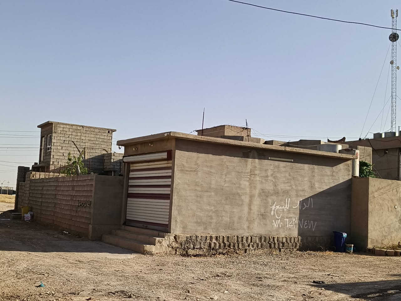للبيع

مساحة 500متر (قطعتين) القطعه الاولى  الي بصف الركن بيها بيت يتكون من
غرفتين +استقبال +مطبخ +هول+حديقه داخليه
  
معه الطاقه الشمسيه 10Aنهاري و 8ليلي

القطعه الركن تحتوي ع محل بالواجه (معه ارفوف كامل )
معه مساحه بالوسط 
معه مشتمل يتكون من غرفتين 
للاستفسار
***********
العنوان وره سيطرة السايلو مثل ماموضح بالفيديو
