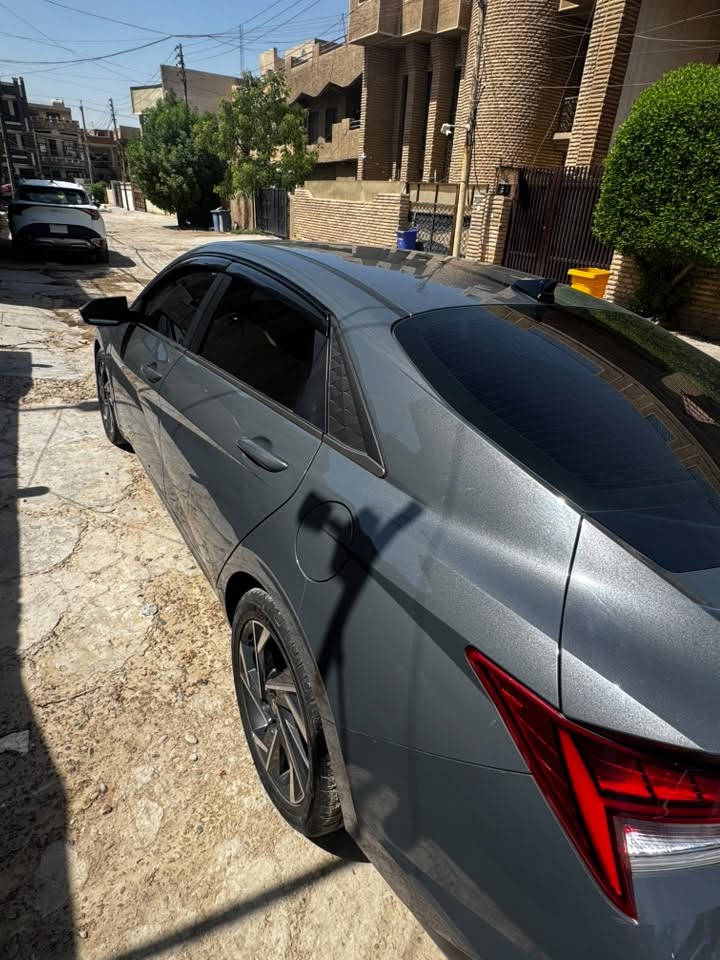 السلام عليكم. 
النترا 2024. لمتد 
محرك 2000 دوش. 
كامرات 360ْ. 
حساس امامي خلفي. 
رادار/ تحديد مسار/ توقف ذاتي/تحديد سرعه/قياده ذاتيه. 
كشنات جلد. تدفئه. 
رادار مرايه جانبي. 
معرفه مواصفات اللمتد. بعد
رقم اربيل. مضلل. سنويه 
سنويه هزه جديده السياره بسمي تحويل مباشر. 
السياره مناقصها برغي. جاهزه شغل واطلع. 
ادور سياره متصرف عليها تفيدك وسعري البياع شراي متفيده لان شويه متنكه. 
السعر 177$. بيها مجال بسيط. 
موجوده بغداد. الدوره. 
***********
