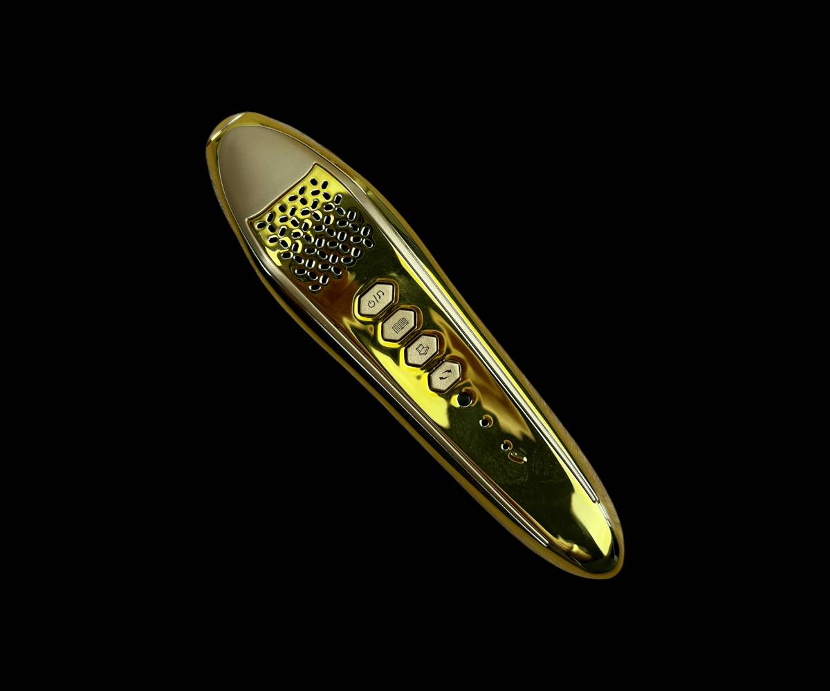 بوكس ألمنيوم فاخر – المصحف الشريف مع قلم القرآن الناطق متعدد اللغات

الاستخدامات

قراءة القرآن الكريم مع تلاوة صوتية واضحة عبر القلم الناطق.

تعلم التجويد وتصحيح التلاوة للأطفال والكبار.

الاستماع إلى الترجمة بعدة لغات.

تسجيل الصوت ومقارنة القراءة لتحسين الأداء.

الاستفادة من الأدعية، الأناشيد، وكتب إضافية مرفقة.

هدية إسلامية فاخرة للمناسبات الدينية.

المميزات

قلم ناطق ذهبي بتصميم أنيق وفاخر.

يدعم تلاوات متعددة لقرّاء مختلفين.

يدعم عدة لغات للترجمة.

خاصية تسجيل الصوت وإعادة التشغيل للمقارنة.

مكبر صوت مدمج + مدخل سماعات 3.5 ملم.

منفذ USB للشحن ونقل البيانات.

أزرار تحكم بالصوت والسرعة (رفعخفض الصوت – تسريعإبطاء).

بطارية داخلية قابلة للشحن.

يعمل بتقنية الاستشعار عبر تمرير القلم على الآية.

سماعة أذن مرفقة للاستماع الفردي.

بوكس ألمنيوم قوي للحفظ والحماية.

محتويات الصندوق

المصحف الشريف (نسخة ورقية فاخرة).

قلم القرآن الناطق.

سماعة أذن.

شاحن كهربائي برأس ثلاثي.

كيبل USB للشحن.

مجموعة كتب إضافية (مثل: صحيح البخاري، حصن المسلم، الحج والعمرة، قاموس ناطق، أناشيد تعليمية وغيرها حسب الإصدار).

حقيبةبوكس ألمنيوم فاخر للحفظ.

الملاحظات

قياس العلبة:

الطول: 28 سم

العرض: 5.5 سم

الارتفاع: 26 سم

يُشحن القلم بالكامل قبل الاستخدام لأول مرة.

المنتج مناسب للكبار والأطفال.

يُحفظ بعيداً عن الرطوبة والماء.