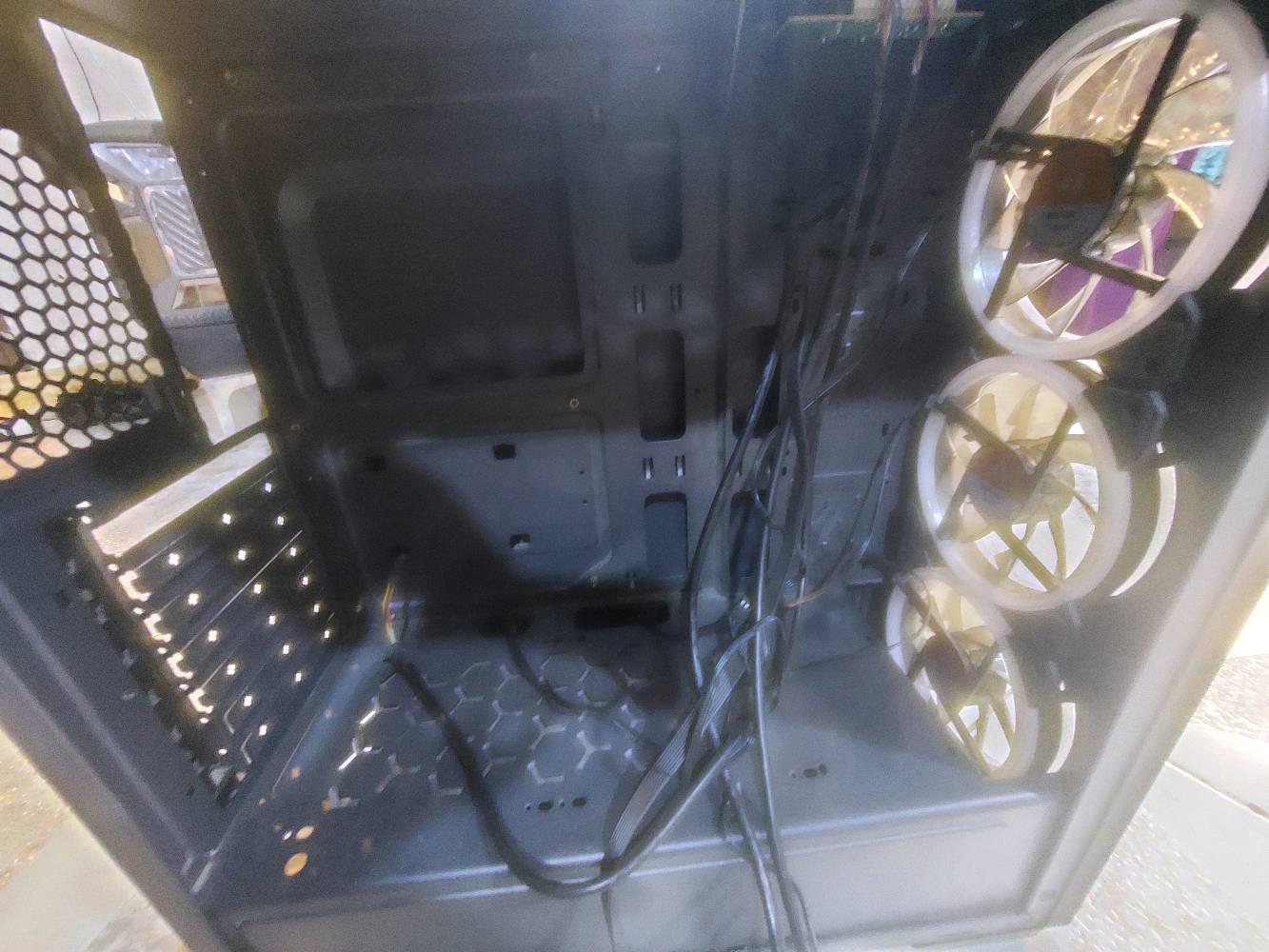 pc للبيع  سعر 100الف قفل
