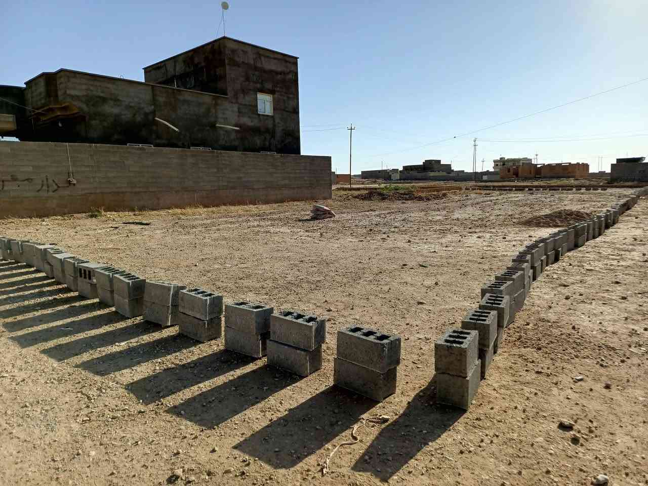 سلام عليكم اخوان قطعة ارض للبيع القائم حي غزة قرب بيت ام سارة  مساحة القطعة. ٨٠٠ متر على ثلاث شوارع سعر القطعة 25 وبيها مجال للاستفسار ***********
