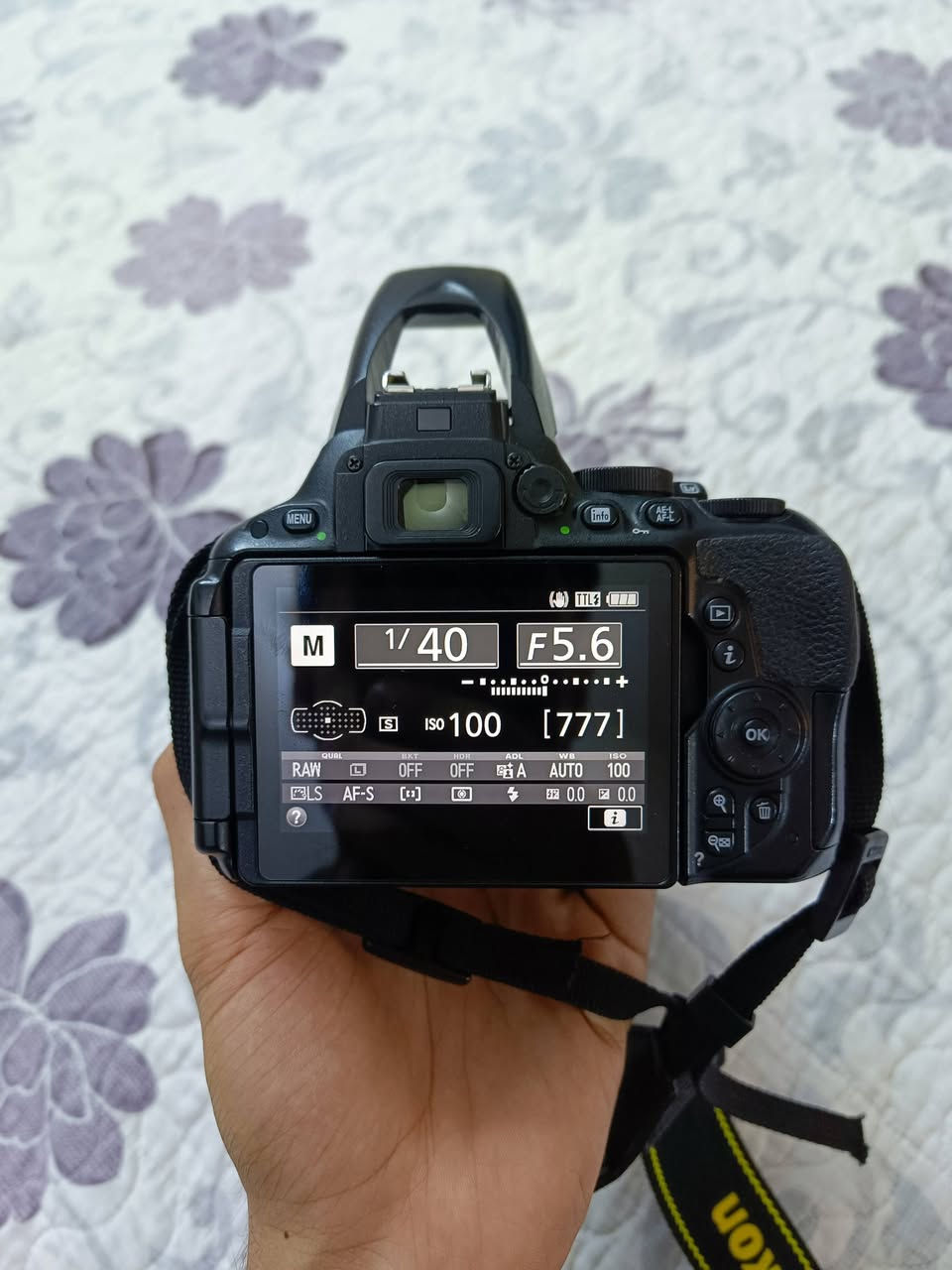 السلام عليكم🌹 .. متوفر كامرة nikon d5500 نظيفة جدا شبه جديدة استخدام شخصي خفيف جدا مع عدسة 18-140mm مع رام 32 جيجا هدية مع الهود والستراب والحقيبة
السلام عليكم🌹 .. متوفر كامرة nikon d5500 نظيفة جدا شبه جديدة استخدام شخصي خفيف جدا مع عدسة 18-140mm مع رام 32 جيجا هدية مع الهود والستراب والحقيبة
شغالة 100٪ ✅ 
شاشة لمس قلابة
المستشعر: APS-C (DX) CMOS بدقة 24.2 ميغابكسل✅ 
بدون فلتر Low-Pass لحدة أعلى في التفاصيل.
المعالج: EXPEED 4✅ 
نطاق ISO: من 100 إلى 25600
نظام التركيز: 39 نقطة AF
التصوير المتتابع: 5 إطارات/ثانية
الفيديو: 1080p حتى 60fps
الشاشة: 3.2 بوصة متحركة بالكامل وبدقة 1.04 مليون نقطة
الوزن: حوالي 470 غرامًا مع البطارية والذاكرة
البطارية: EN-EL14a
عمق اللون في ملفات RAW هو 14-bit أو 12-bit (يمكن اختيار ذلك من الإعدادات)

السعر 600 الف متوفر توصيل 10 الاف✅ 
للاستفسار اكثر المراسلة على الخاص✅


**إذا كنت صاحب هذا الإعلان وتريد حذفه لأي سبب، رجاءا أرسل رسالة إلى الدعم الفني**