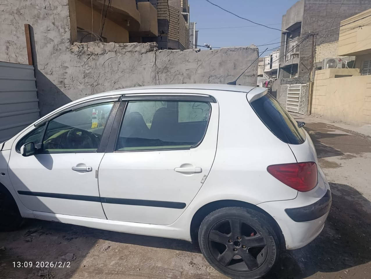 بسم الله الرحمن الرحيم
بيجو فرنسي ٣٠٧ موديل ٢٠٠٤ مامبدل اي شي بيها بيضاء اللون  وحضرتك افحصها افضل مني محرك كير زين الحمد لله دخلته سونار من اشتريتها بحاله جيدة تايرات ويل كب السنويه محدثة الرقم الجديد محدث وبأسمي اني  *********** واتس اب
