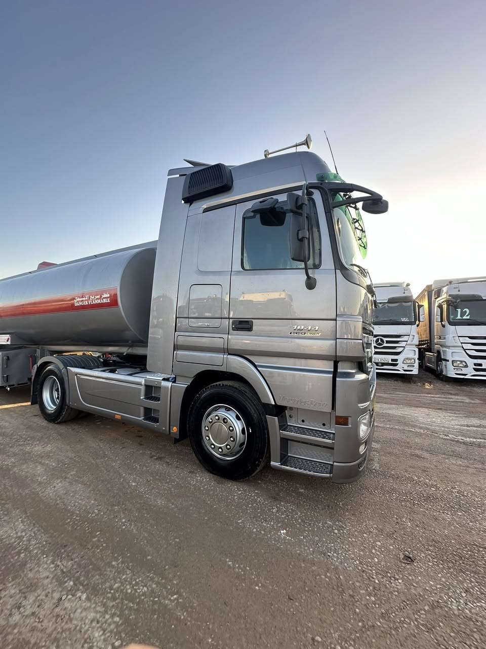 للبيع مارسيدس اكتروز تريله صهريج 
موديل 2007
حجم 1844
مواصفات سيارة كامره حساس 
ريتايدر تبريد ثلاجه سقف نجوم 
بردات كهربائية ادبلو دبل مناميه 
اوتماتيك 12 نمره 
صهريج فصال شركة شاكر حداد 
***********
***********
***********
***********
