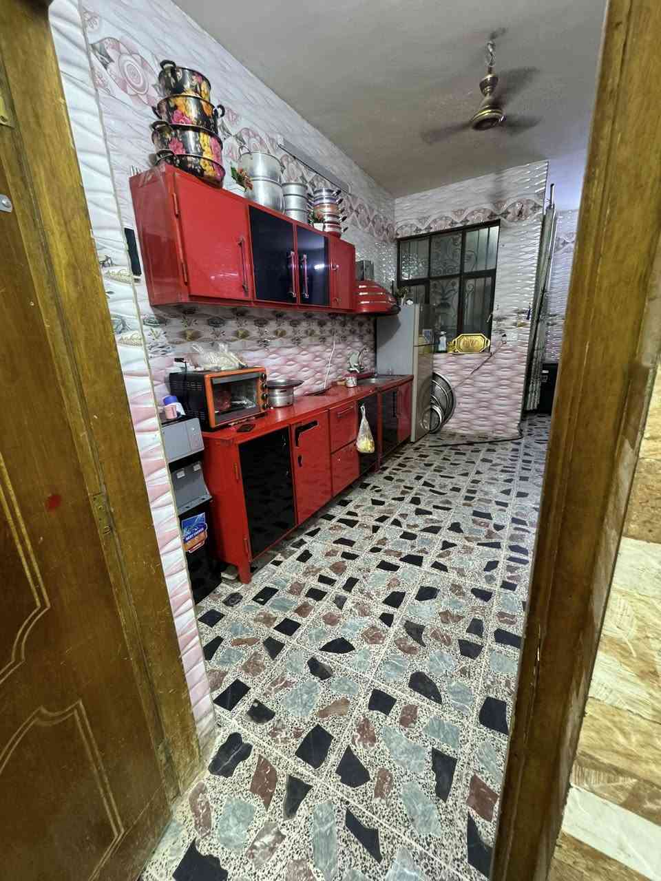 السلام عليكم بيت ١٢٠ متر للبيع  ٣ طوابق يحتوي ع اربعه غرف. واستقبال ومطبخ وصالتين ومنور وحوش صب مسلم في ام الكبر والغزلان منطقه ابو درع  مقابيل طابو للا ستفسار اتصال واتس  ‭0772 351 9782‬. 
السعر ١٢٠ بي مجال
