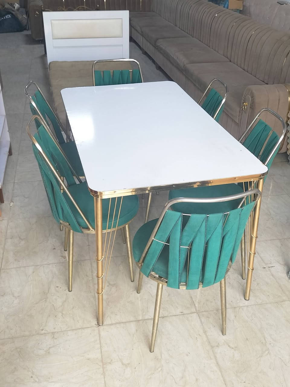 السلام عليكم ميز طعام مع 6كراسي  نضيف لوك مابي اي عيب لا كسر لا لحيم نضيف حيل للبيع سعر 80 وبي مجال مكاني كركوك كوباني اتصال على الرقم ( *********** ) #معرض الياقوت للأثاث والمواد المنزلية
