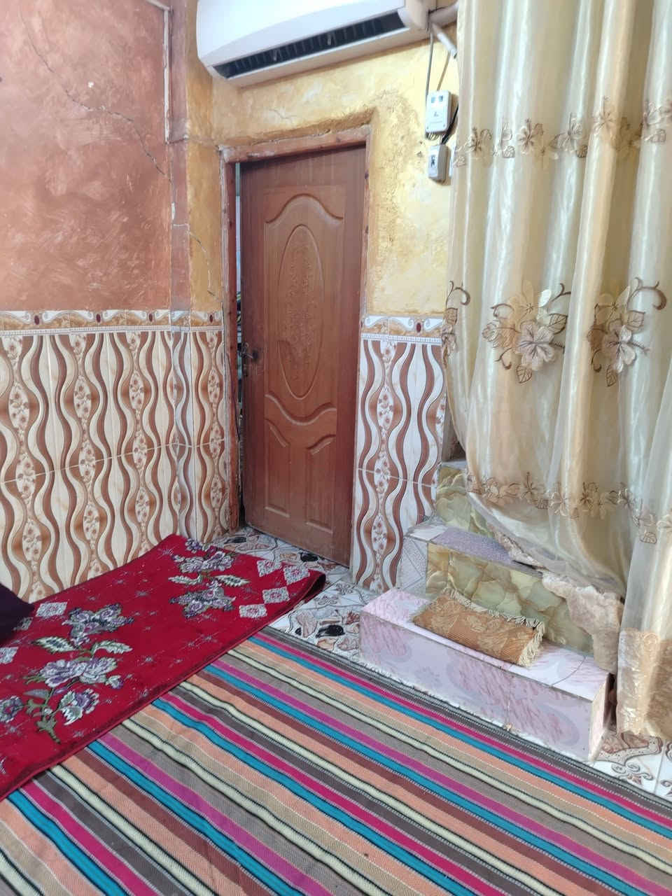 بيت البيع مكون من ستقبال وصاله وغرفتين ومطبخ وصحيات مكانه شارع حسن الوارد
***********
