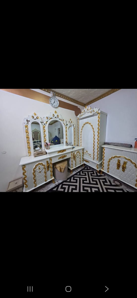 السلام عليكم
عندي غرفة اخشاب نجارة وحجمه جبير  بعده جديده اريد ابيعه ماخذه ب 3 وبيها مجال 
***********
