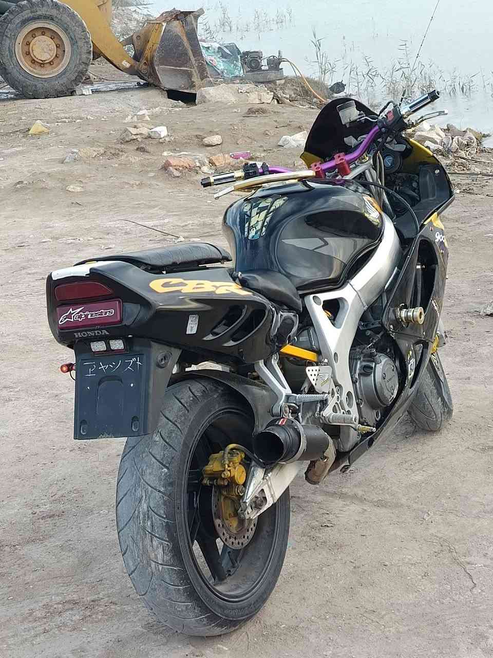 السلام عليكم بطح سي بي أر أر 919 وحش دراجه شلعه معدل 300 مكينه مكفولة لايت عالي ناصي شغال هورن شغال مابيها نقص دشبول كله شغال دراجه مرتبه مبرمجة فول فصله السعر خاص مستعجل على بيع مكاني واسط الكوت *********** شراي يتصل
