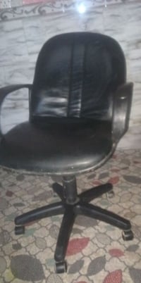 للبيع كرسي حلاقه او مكتب يصعد و ينزل  بعده بل جيس سعر 100 وبيها مجال 0...
