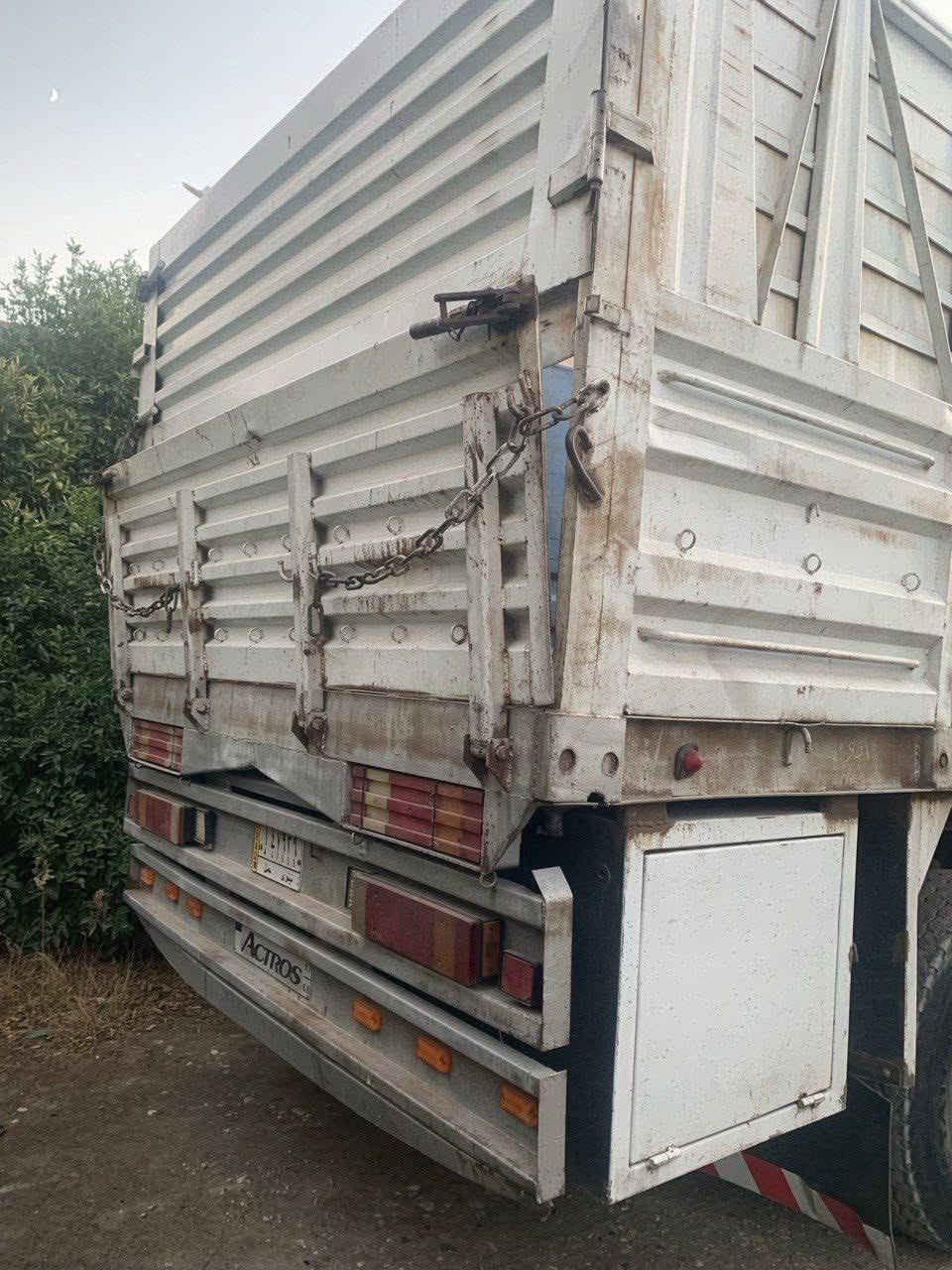 عربانه عمل محلي شاصي الماني محدد
الطول 12/50 
اربع محاور 3 برينة والرابع رفاع الماني 
السعر 105 كاملة مع تايرات 
السعر 90 بدون تايرات اويلات  
مكاني الموصل 
***********
***********
