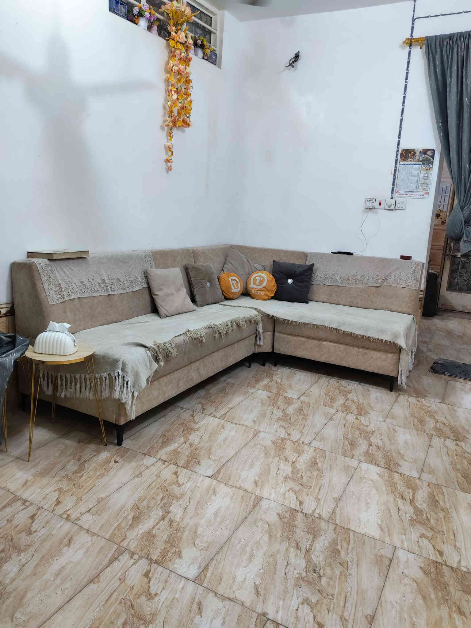 سلام عليكم بيت 100متر واجيه 5نزال 20. سقف صب. الجوه صب البناء درجه اوله كونكريت مسلح بورسلين سيراميك يحتوي ع استقبال مطبخ صاله غرفه. العنوان شارع المطار القديم بفرع صيدلية غفران نهايت الشارع اعتراف محكمه ورقه بي.سند 25 الاستفسار ***********
