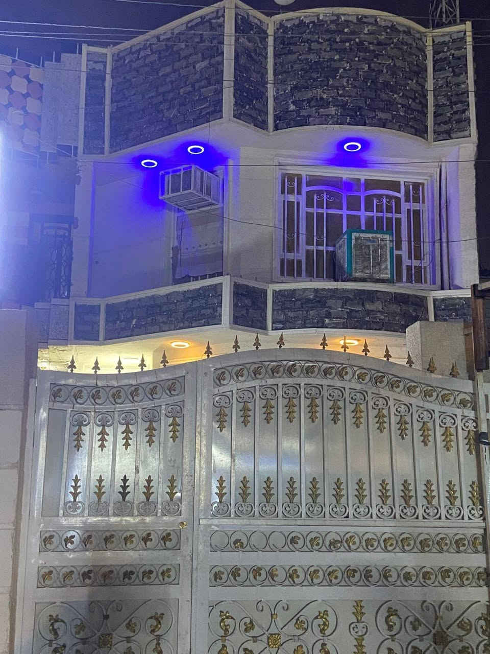 للبيع بيت مكون من اربع غرف وثلاث حمامات ومطبخ واستقبال وهول  المساحه١٧٢ ونص الواجه ٦اله ربع والنزال٣٠البنوك السعر4500وبي مجال بسيط الاستفسار ع الرقم***********
