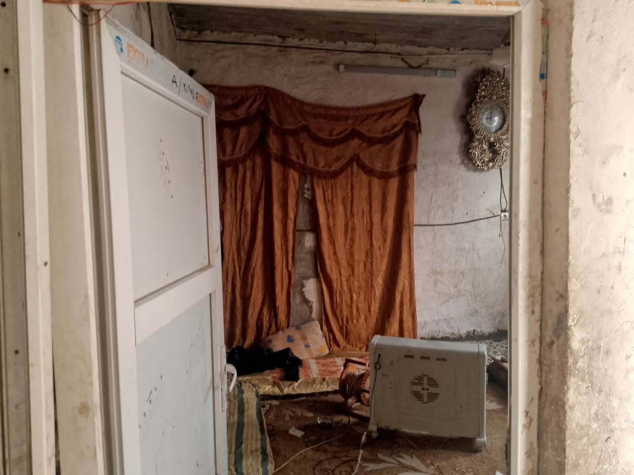 بيت تجاوزللبيع غرفتين اوهول اومطبخ اوصحيات خارجيه اوداخليه مساحه 200شارع عريض حي العسكري شركة طارق شراي اتصل علرقم مكلف بلنشرلااتعلق***********
