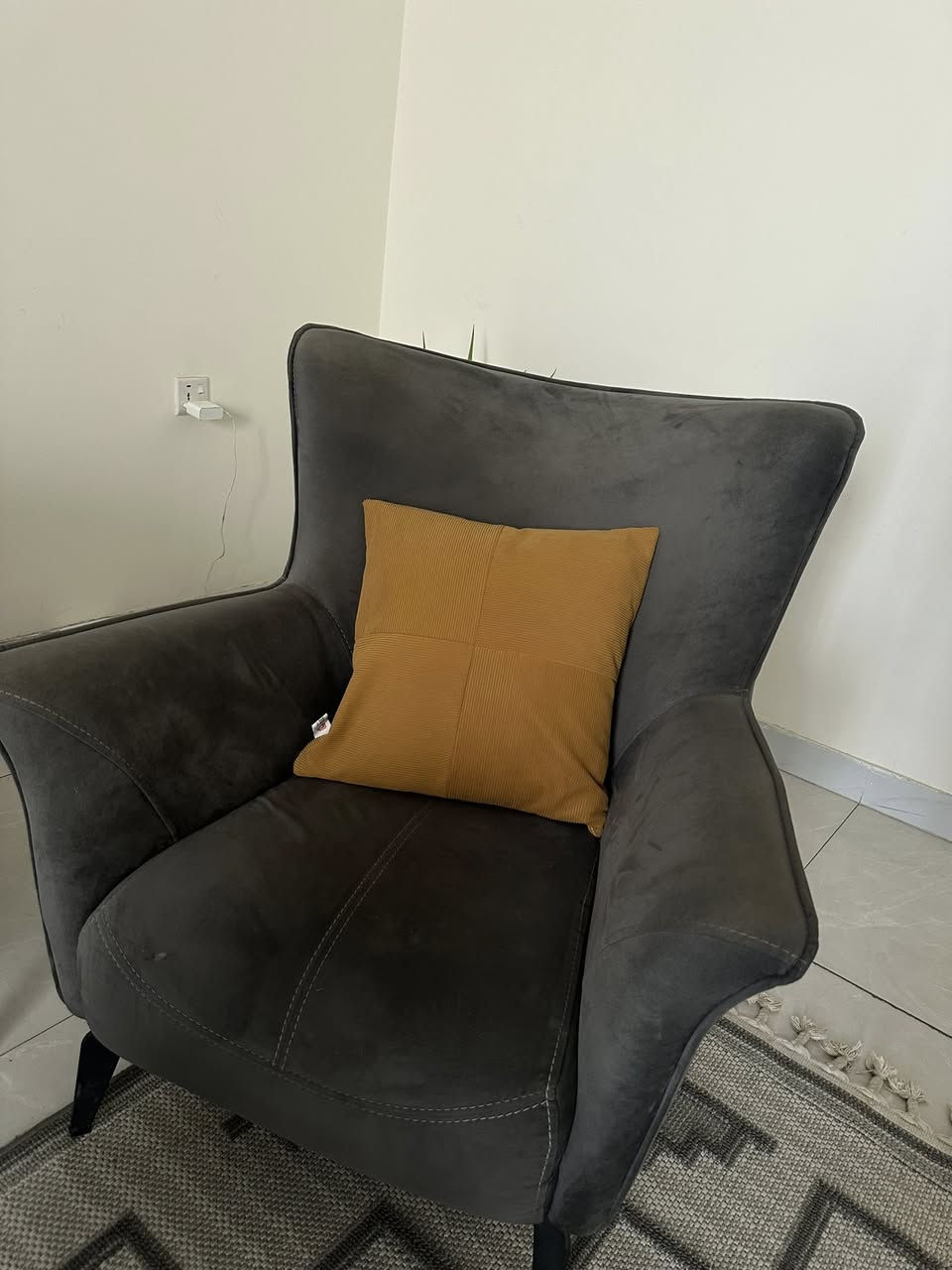 تخم زاوية لون رصاصي
بحالة ممتازة جداً
قماش ناعم ومريح
واسع ومناسب للعائلة 
 مع كرسي مفرد بنفس اللون
مستخدم استخدام خفيف
تصميم عصري وأنيق يناسب جميع الديكورات
السعر 600
مكاني السيدية


**إذا كنت صاحب هذا الإعلان وتريد حذفه لأي سبب، رجاءا أرسل رسالة إلى الدعم الفني**