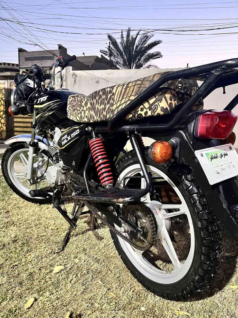 سلام عليكم دراجه TVS هنديه  أصولي للبيع ارخص حتا من الإيراني500 الف بس  وكل اوراقها موجوده الاصليه الدراجه اوراق كامله واصوليه وكمرك مدفوع بس تروح ترقم الدراجه شوفت عينكم مويل 2018 استخدام شخصي مكينه مامفتوحه ابد شلعه كلش قويه يحتاجلها بعض ترتيب لئن جانت متروكه بس هسه على وضعها تشتغل من اول هندر وشلعه ومعدل ماتوكفك مكينه ماكايمه بس دهن صارله مده طويله بداخلها وبدلته وشغلتها كامت ادخن وكطعت وبعدين رجعت اتدخن ابيعلك كايمه بس صوتها كلش ناعم وشلعه ومعدل انته شوفت عينك سعرها بلاش ب500الف فقط محتاج فلوس صراحه رقمي *********** مكاني بغداد العامريه وشديتلها صندوك مال دلفري جديد اسود
