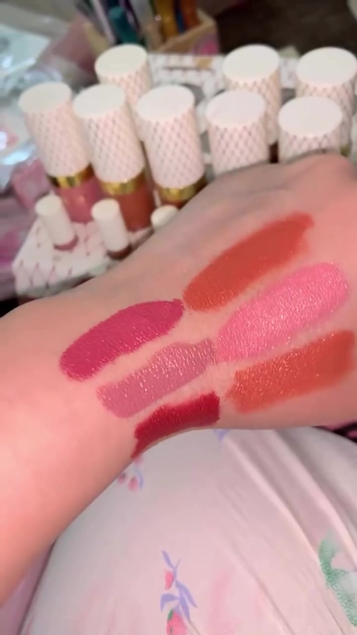 Matte and glitter lipstick حمرة شفاه مات ب گلتر جدآ راقيه #اكسبلور_فولو #للطلب_دايركت📥 او #واتساب***********  متوفر توصيل 🚚 لجميع محافظات العراق

