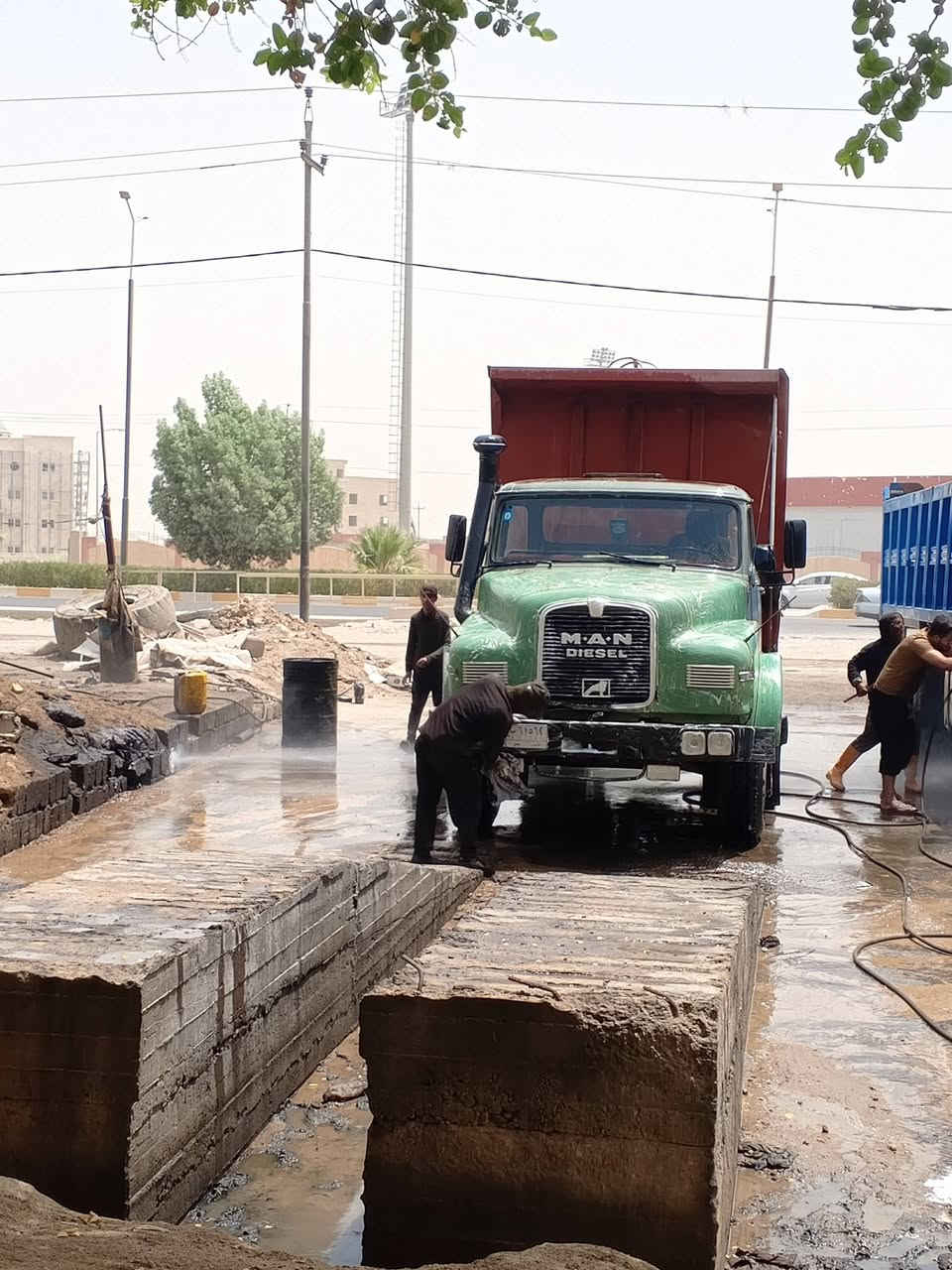 يالله اسلام عليكم للبيع سياره مان موديل ٧٧رقم نكليزي  تحويل شوكت متريد السياره خير من الله انكرسلف كبل لشغل  (شاصي كفاله محرك كير اكسن خير من الله تخم تأير حجم ٢٠جديد طك )بعينك وقتنع سعر عل خاص ***********
